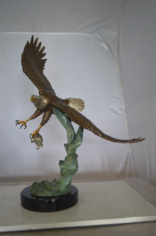 Eagle Flying With His Pray Bronze Statue - Size: 32"L x 15"W x 33"H.
