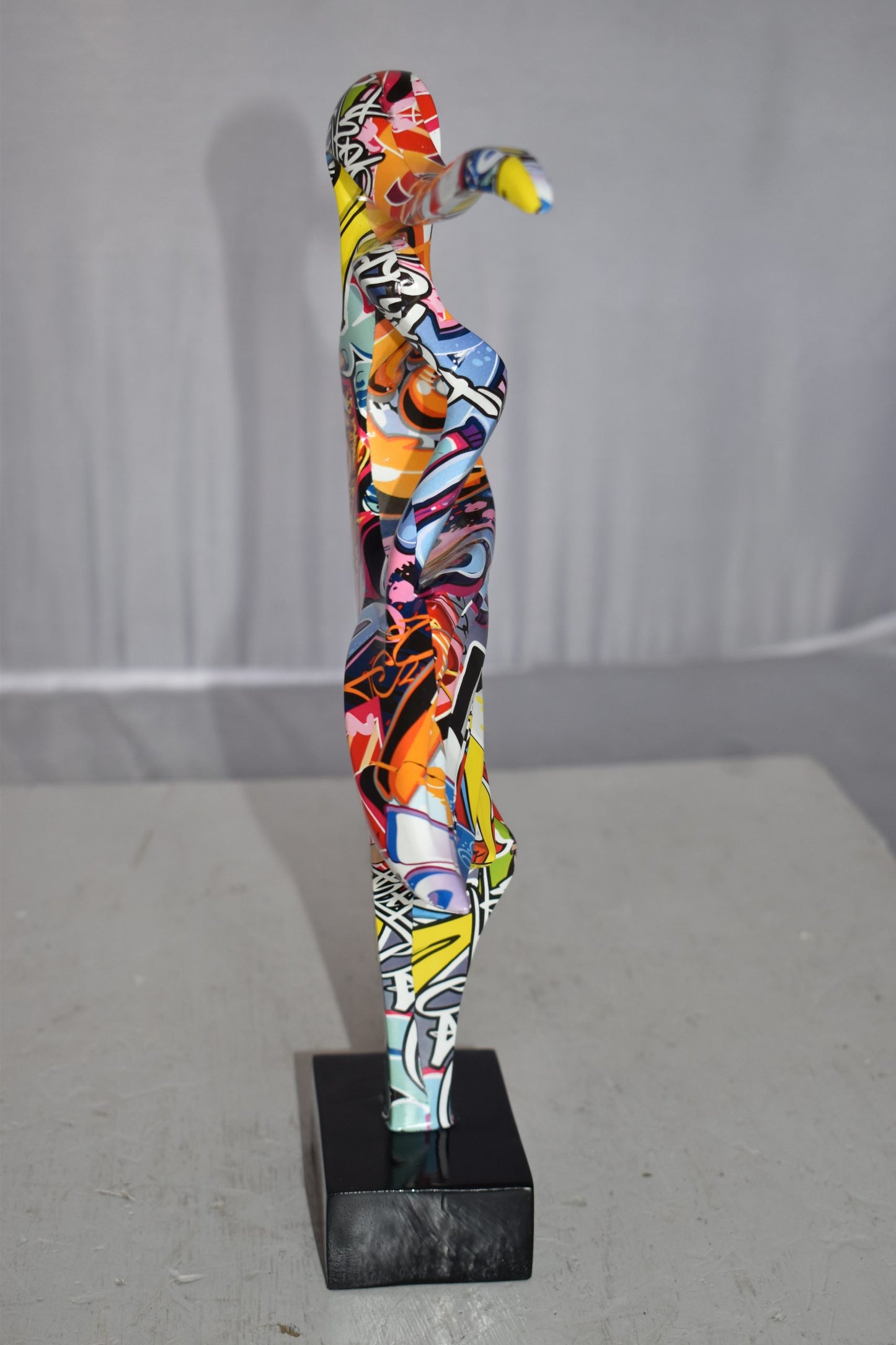Gone With The Wind Modern Graffiti Resin Statue Size: 9" x 3" x 14"H