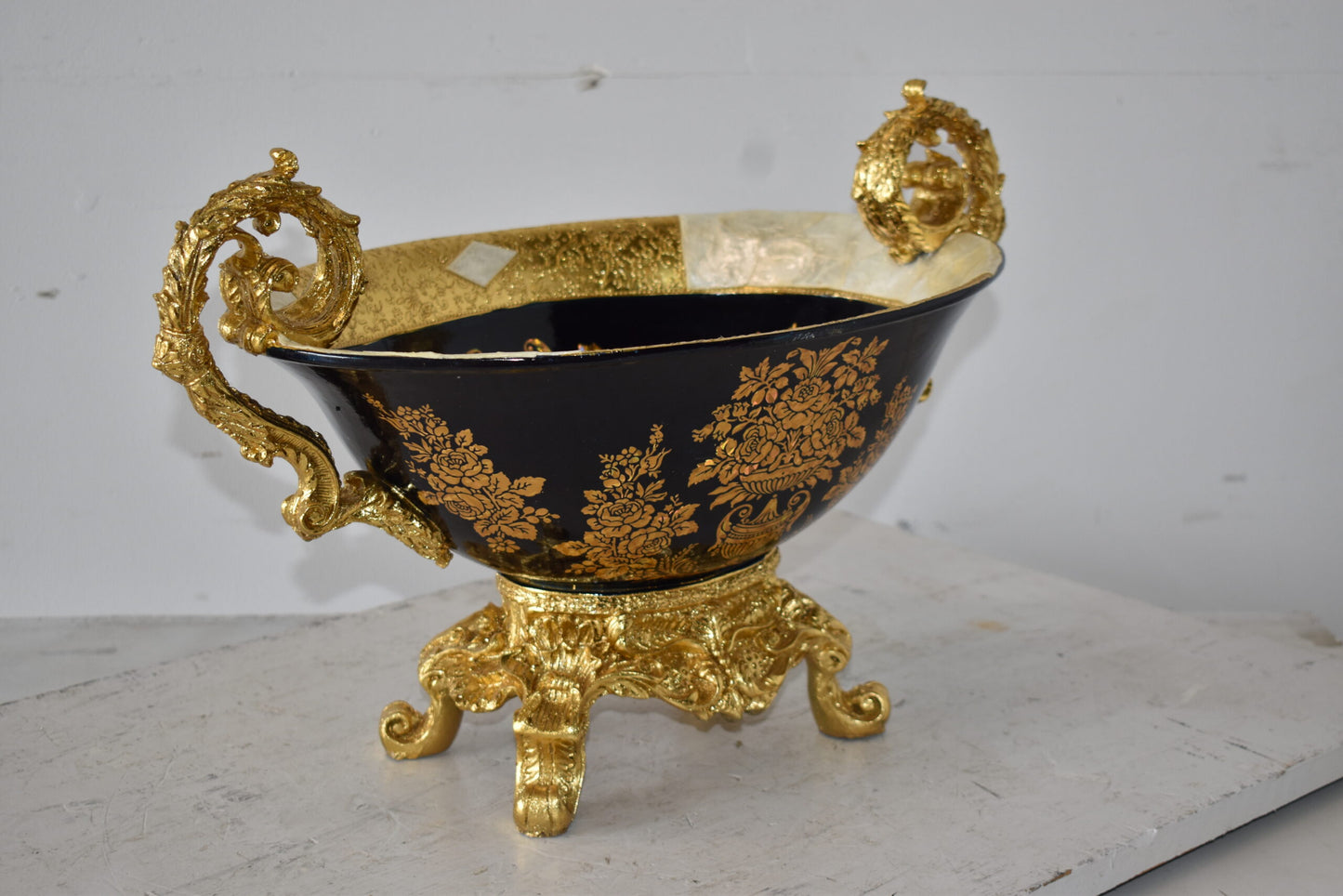 Short And Rounded Decoration Resin Vase Size: 20" x 12" x 13"H