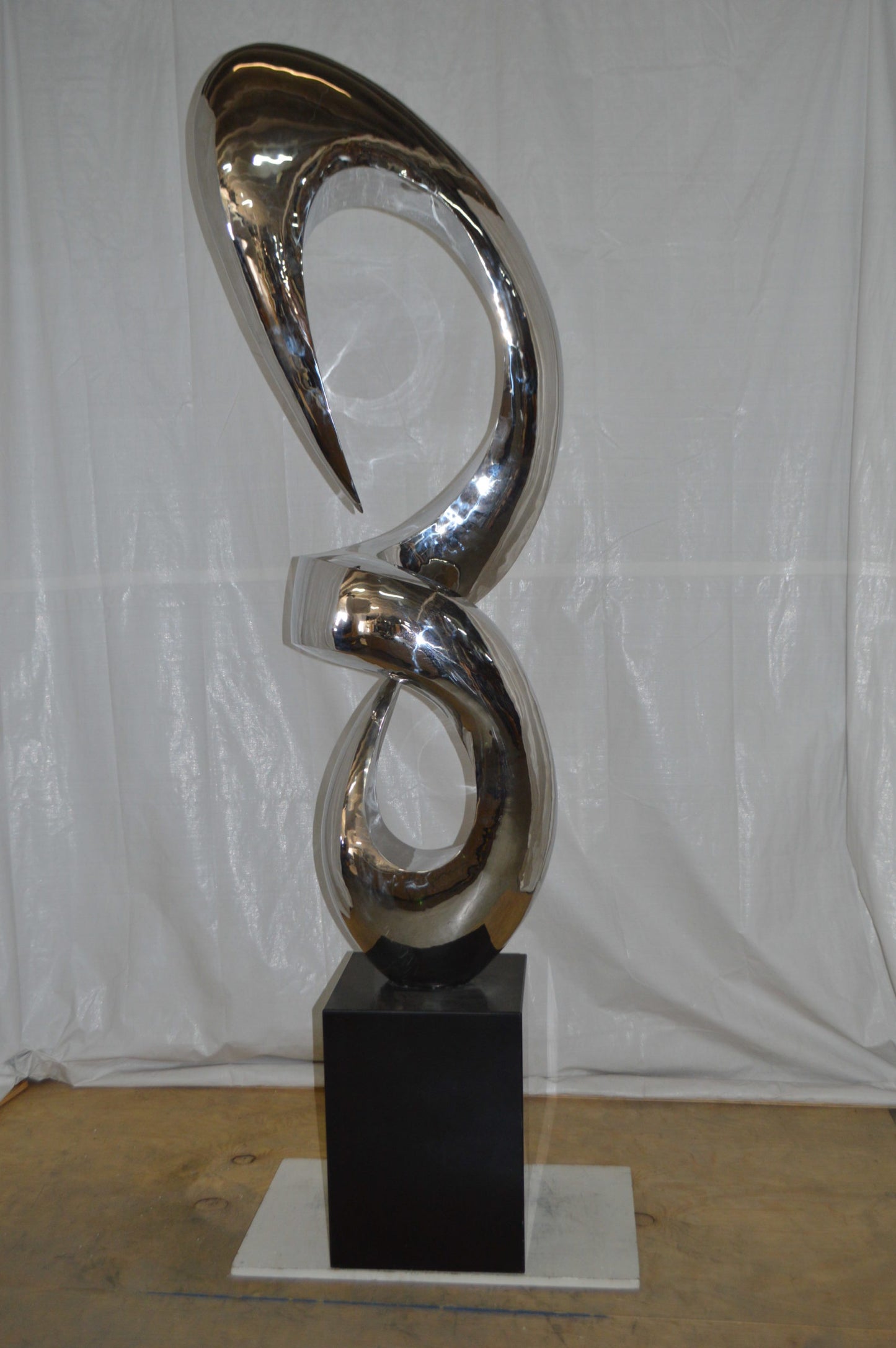 Modern arts large statue CC3 - Size: 30"L x 20"W x 99"H.