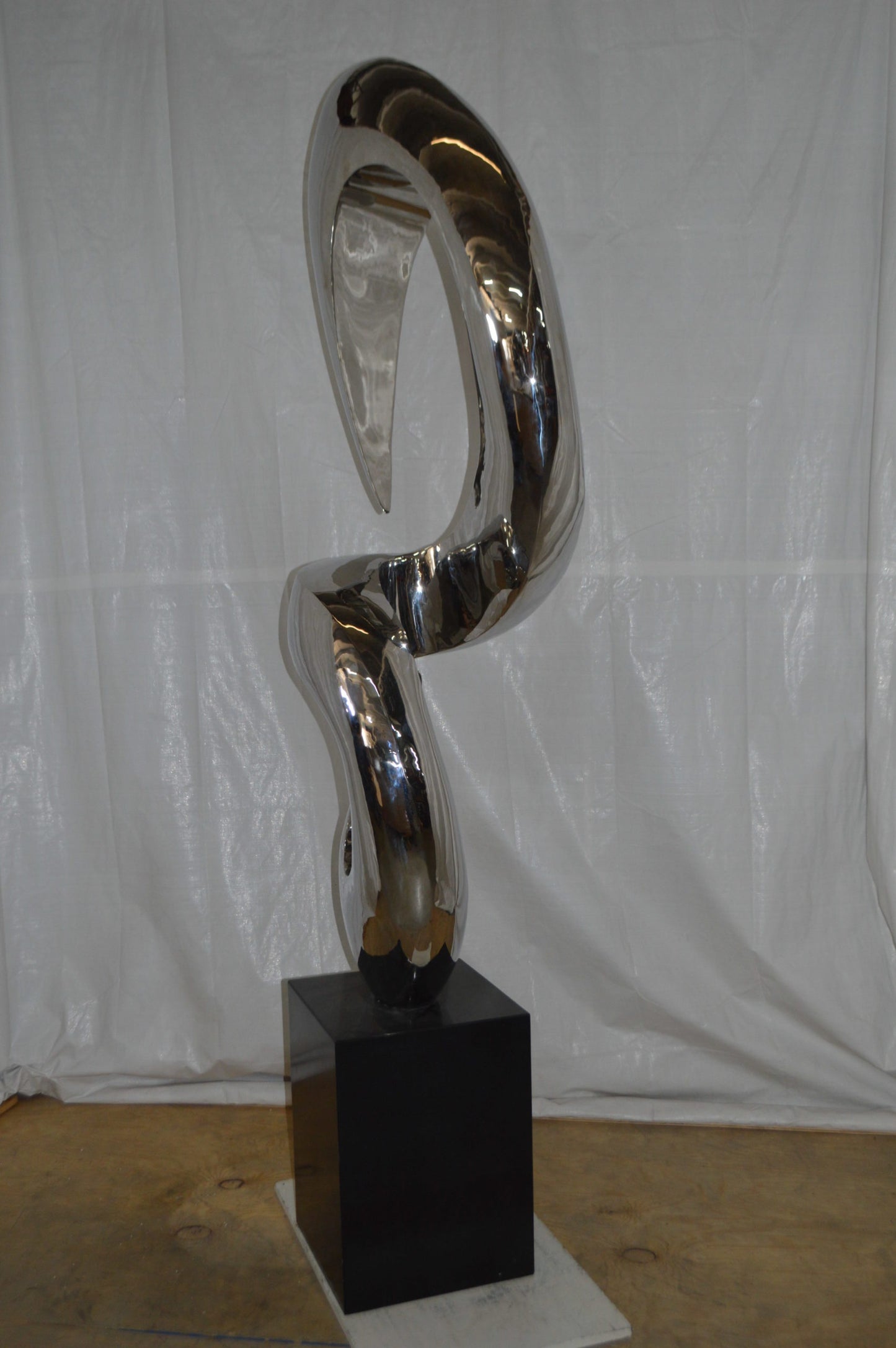 Modern arts large statue CC3 - Size: 30"L x 20"W x 99"H.