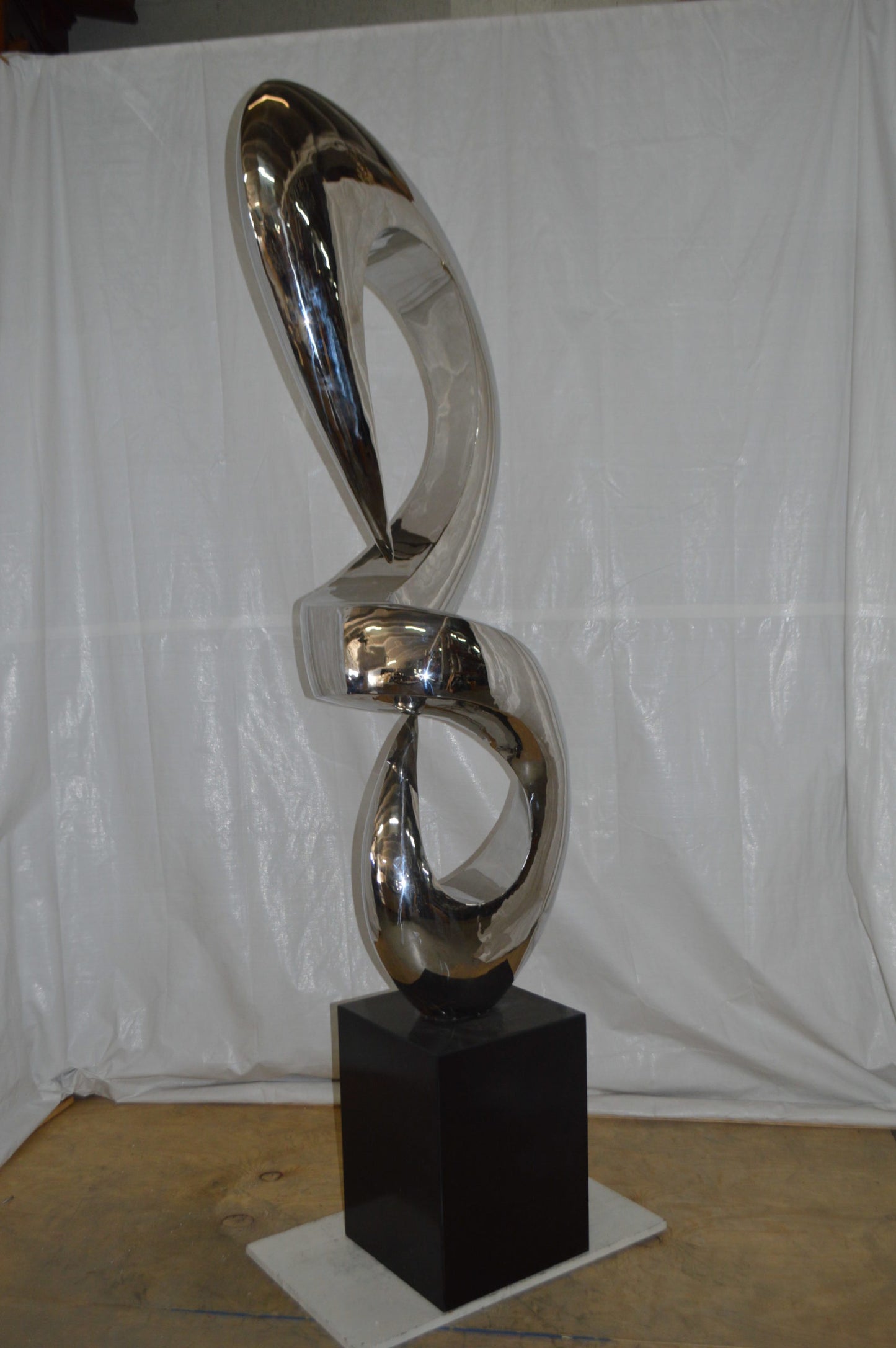 Modern arts large statue CC3 - Size: 30"L x 20"W x 99"H.