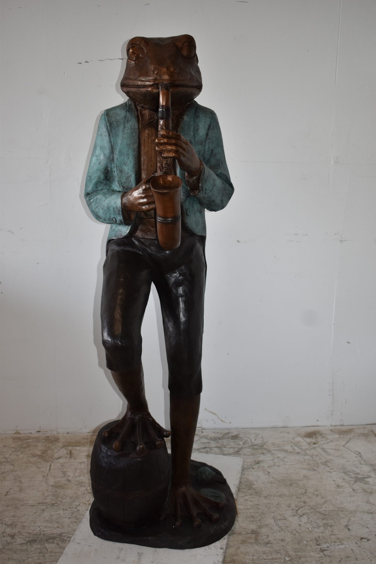 Frog Playing Saxophone Gracefully Bronze Statue Size: 22" x 20" x 65"H