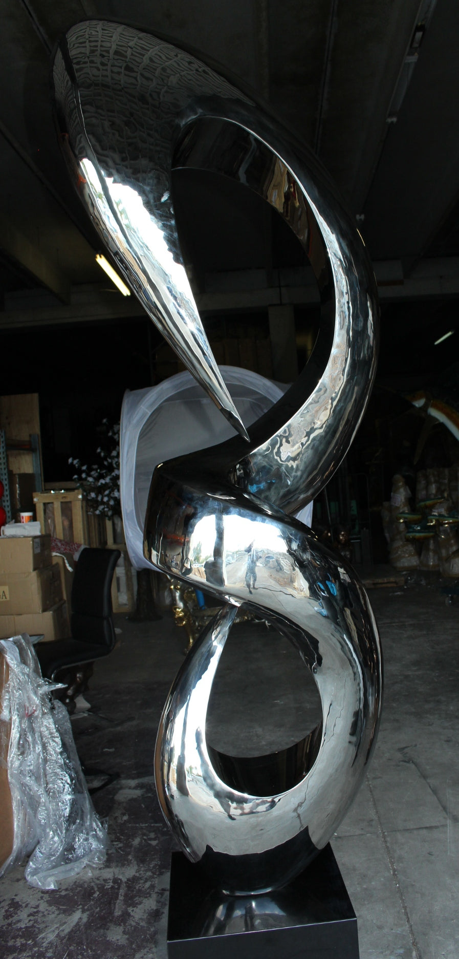 Modern arts - large statue - CC2 - Size: 20"L x 20"W x 98"H.