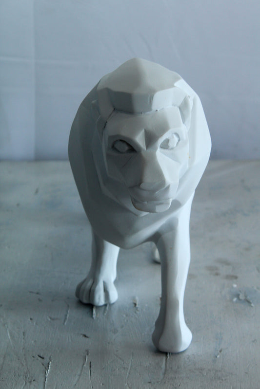 Nifao Modern Resin Lion Statue – Geometric Indoor/Outdoor Sculpture, Matte White Polygon Design, Contemporary Minimalist Animal Decor for Homes, Offices, Galleries & Modern Interiors17 x 5" x 9"H