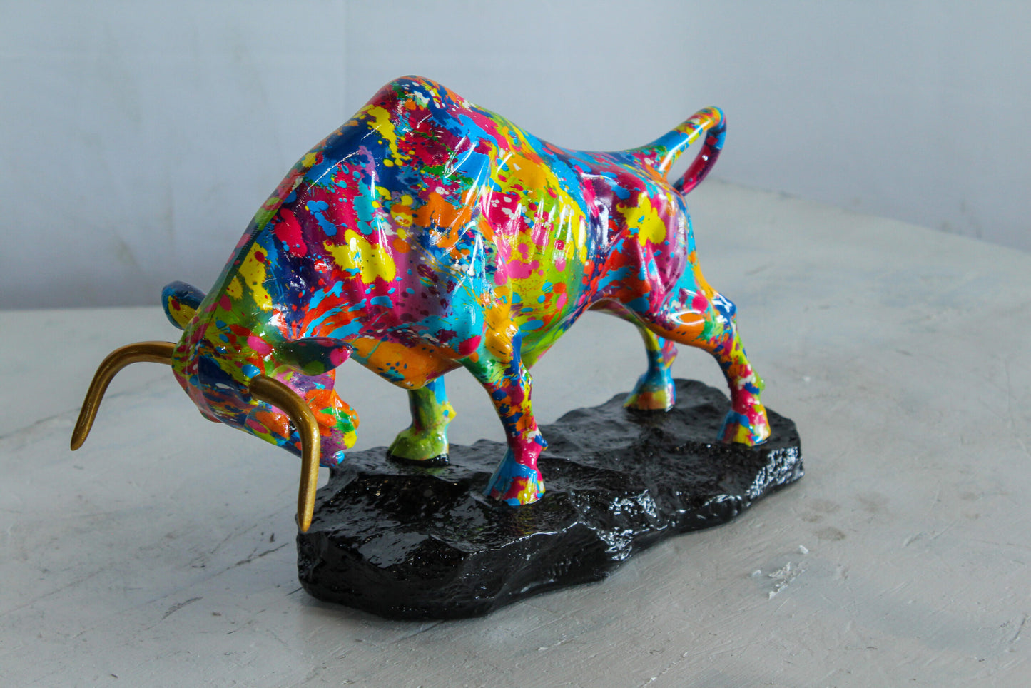 Nifao Resin Bull Statue – Colorful Indoor/Outdoor Charging Bull Sculpture, Vibrant Splatter Art Finish with Gold Horns, Modern Pop Art Animal Figurine for Homes, Offices & Gallery Decor 14" x 4" x 9"H