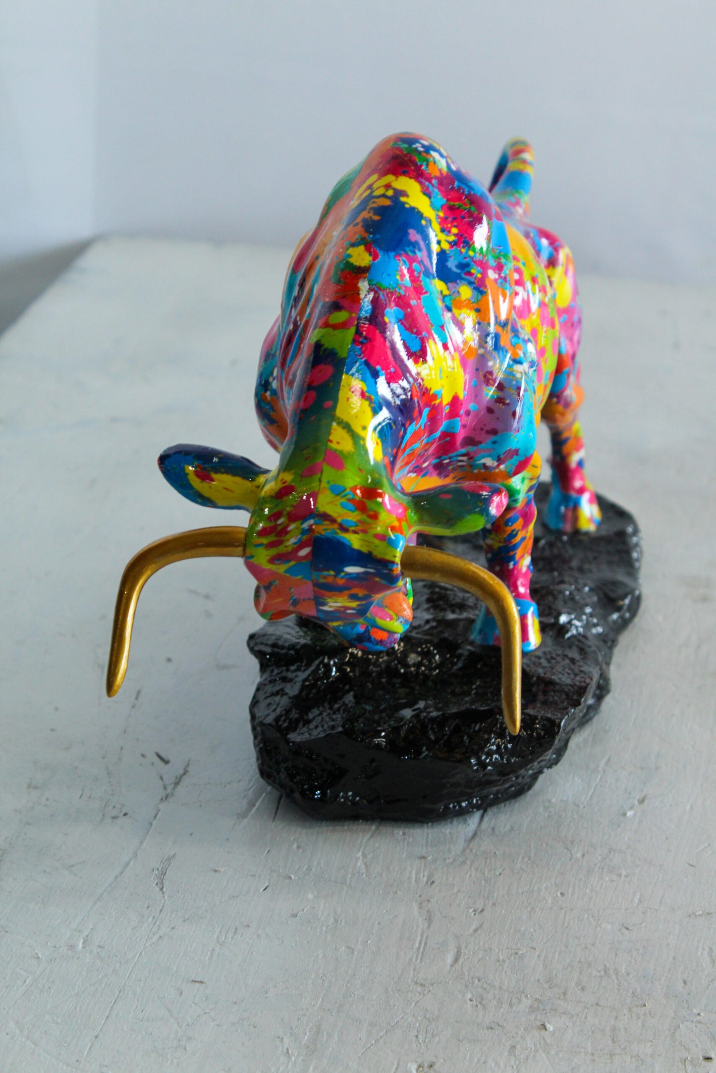 Nifao Resin Bull Statue – Colorful Indoor/Outdoor Charging Bull Sculpture, Vibrant Splatter Art Finish with Gold Horns, Modern Pop Art Animal Figurine for Homes, Offices & Gallery Decor 14" x 4" x 9"H