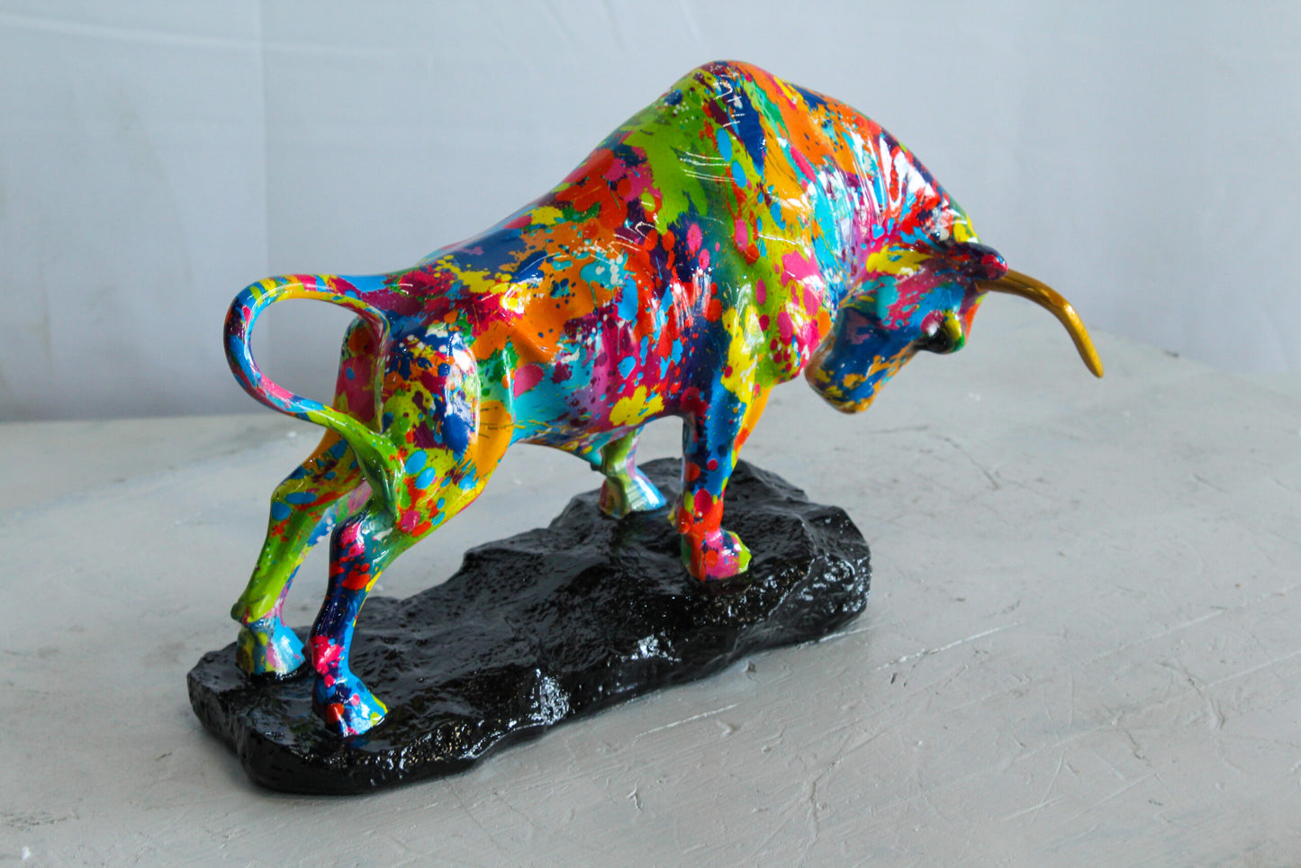Nifao Resin Bull Statue – Colorful Indoor/Outdoor Charging Bull Sculpture, Vibrant Splatter Art Finish with Gold Horns, Modern Pop Art Animal Figurine for Homes, Offices & Gallery Decor 14" x 4" x 9"H