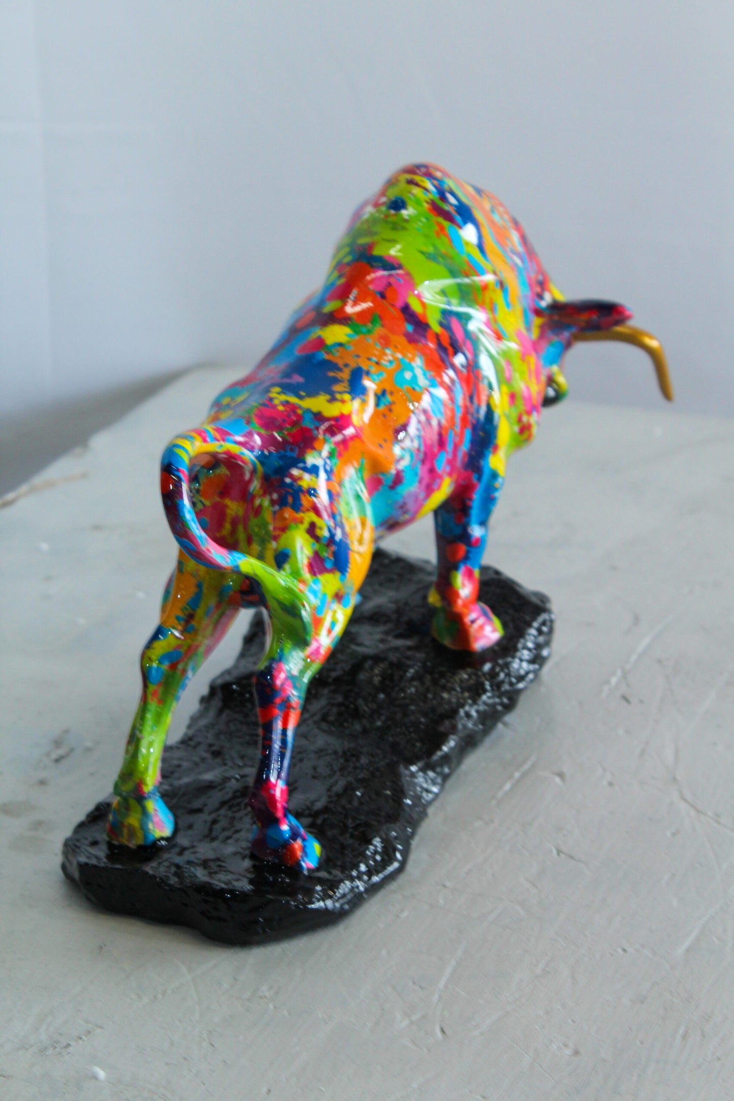 Nifao Resin Bull Statue – Colorful Indoor/Outdoor Charging Bull Sculpture, Vibrant Splatter Art Finish with Gold Horns, Modern Pop Art Animal Figurine for Homes, Offices & Gallery Decor 14" x 4" x 9"H