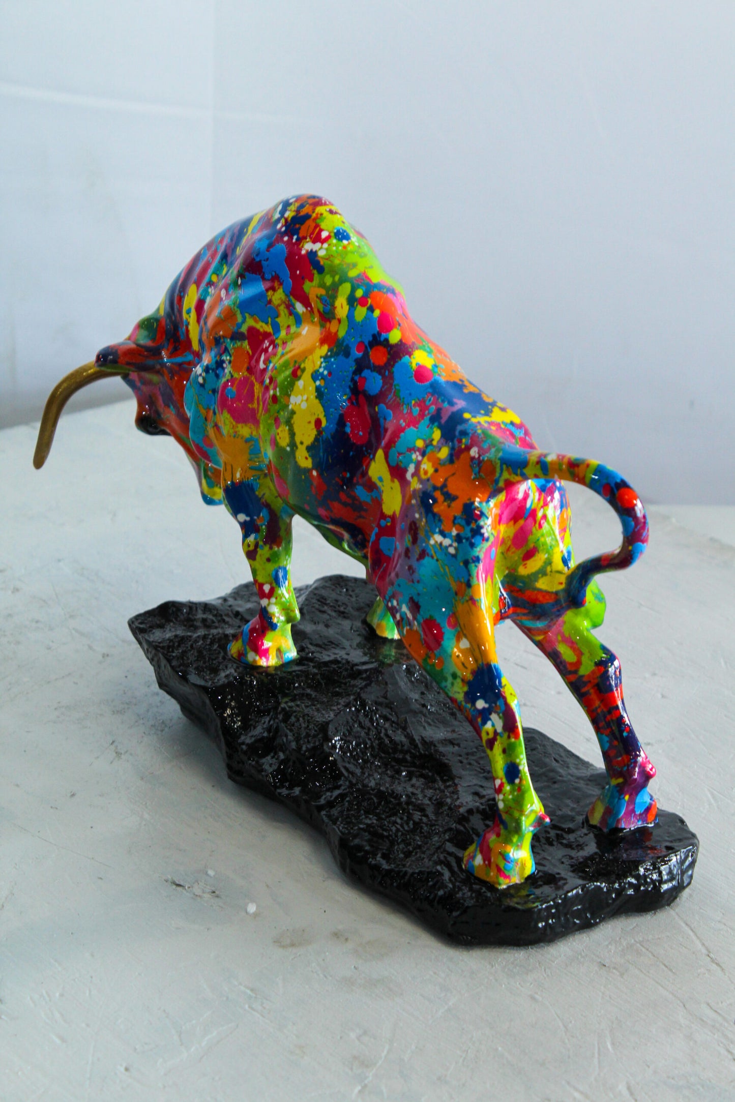 Nifao Resin Bull Statue – Colorful Indoor/Outdoor Charging Bull Sculpture, Vibrant Splatter Art Finish with Gold Horns, Modern Pop Art Animal Figurine for Homes, Offices & Gallery Decor 14" x 4" x 9"H