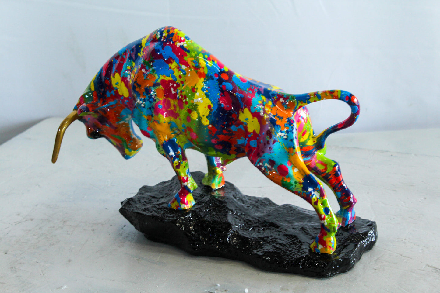 Nifao Resin Bull Statue – Colorful Indoor/Outdoor Charging Bull Sculpture, Vibrant Splatter Art Finish with Gold Horns, Modern Pop Art Animal Figurine for Homes, Offices & Gallery Decor 14" x 4" x 9"H