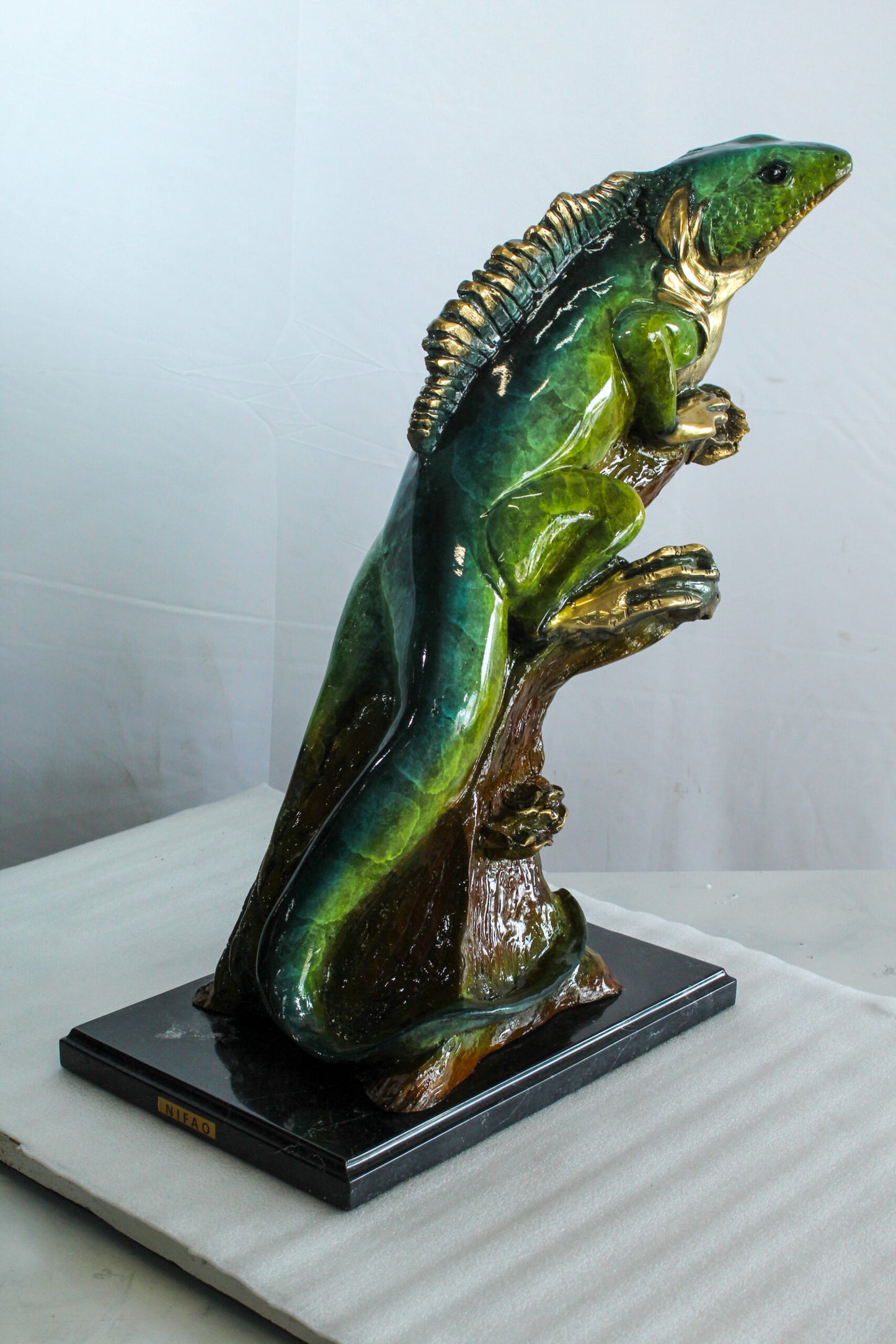 Nifao Bronze Iguana Statue –Vibrant Indoor/Outdoor Wildlife Sculpture, Wax Casting with Green & Gold Patina,Iguana on Tree Trunk Mounted on Marble Base for Collectors & Decor20 x 7" x 22"H