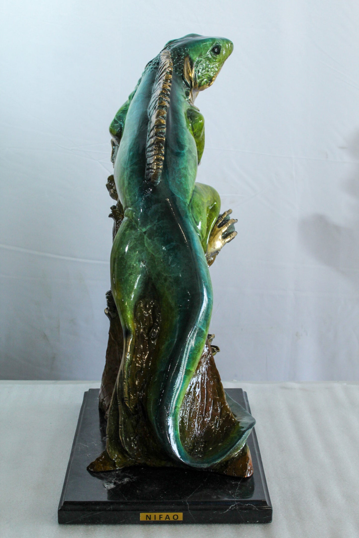 Nifao Bronze Iguana Statue –Vibrant Indoor/Outdoor Wildlife Sculpture, Wax Casting with Green & Gold Patina,Iguana on Tree Trunk Mounted on Marble Base for Collectors & Decor20 x 7" x 22"H