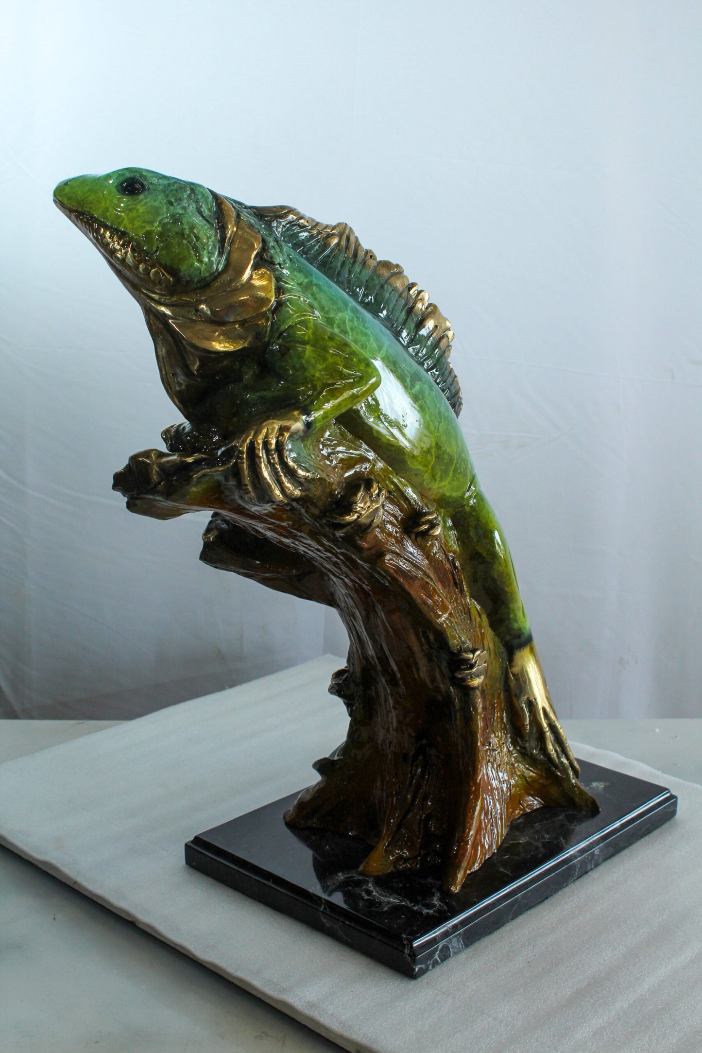 Nifao Bronze Iguana Statue –Vibrant Indoor/Outdoor Wildlife Sculpture, Wax Casting with Green & Gold Patina,Iguana on Tree Trunk Mounted on Marble Base for Collectors & Decor20 x 7" x 22"H