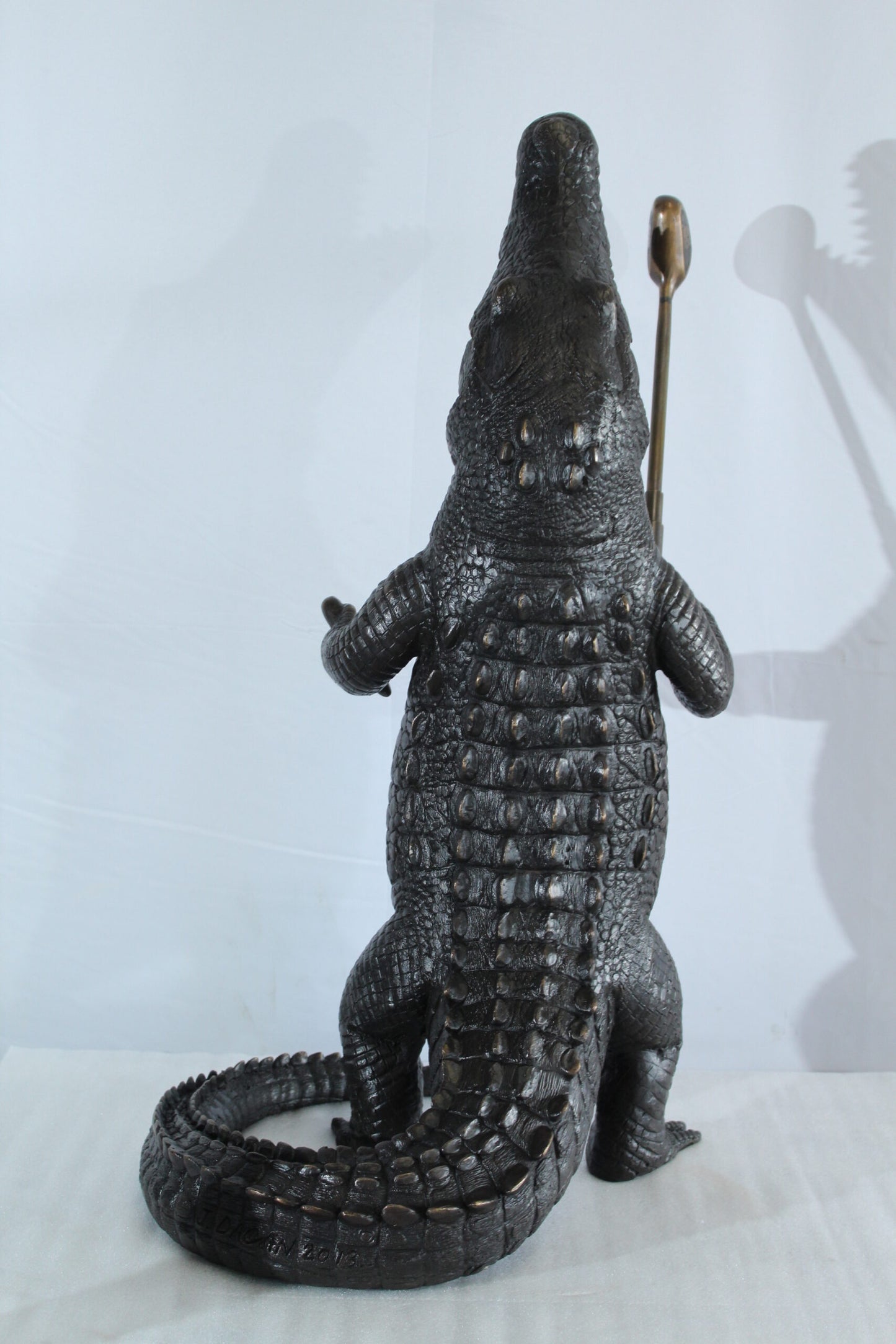 Nifao Bronze Alligator Golf Statue –Whimsical Indoor/Outdoor Sculpture,Alligator Holding Golf Club & Cigar, Wax Casting on Bronze Finish,Fun Golf Decor for Patios,Clubs &Collectors19 x 23" x 36"H