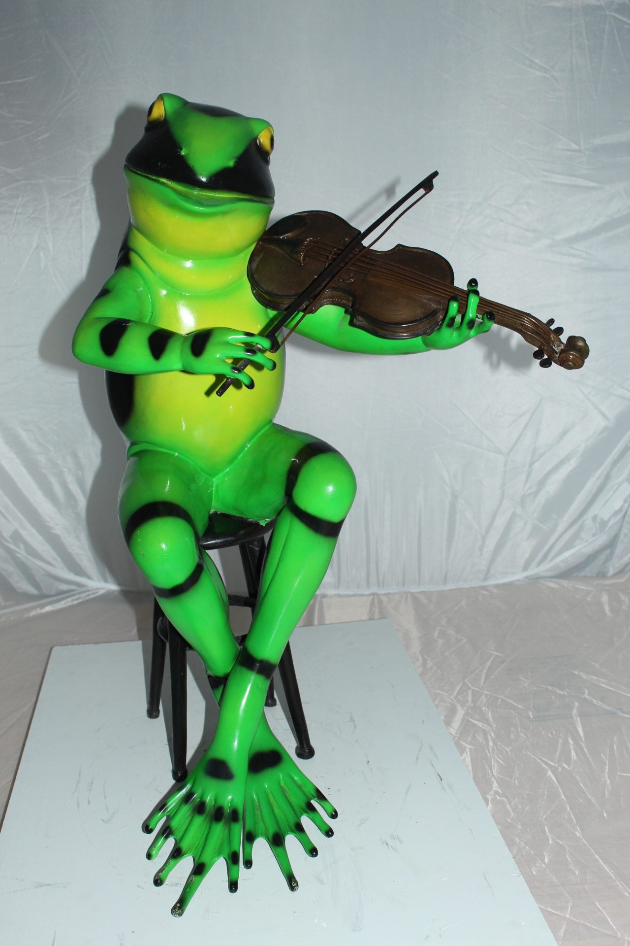 Frog plays violin Bronze Statue - Size: 22"L x 17"W x 26"H.