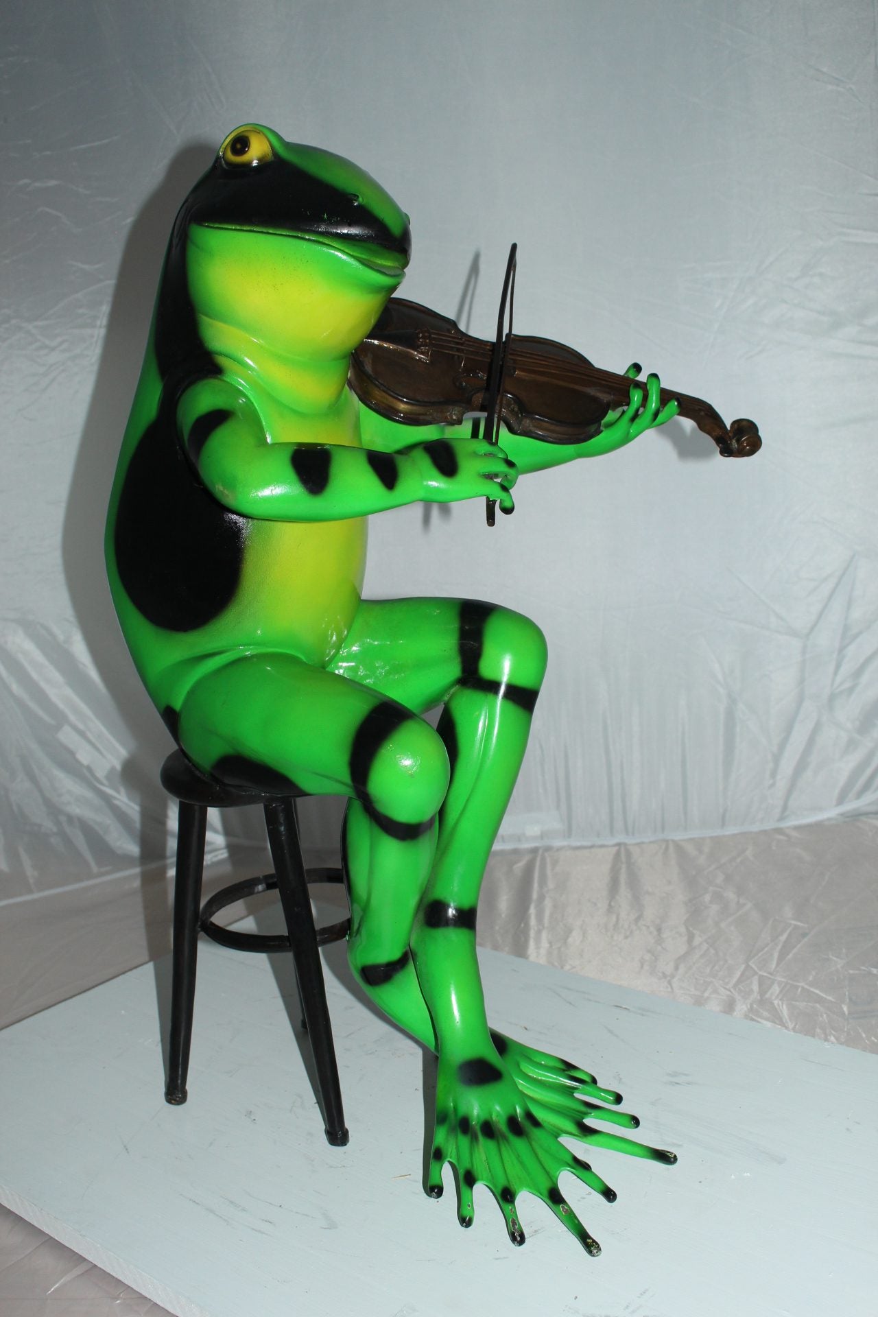 Frog plays violin Bronze Statue - Size: 22"L x 17"W x 26"H.
