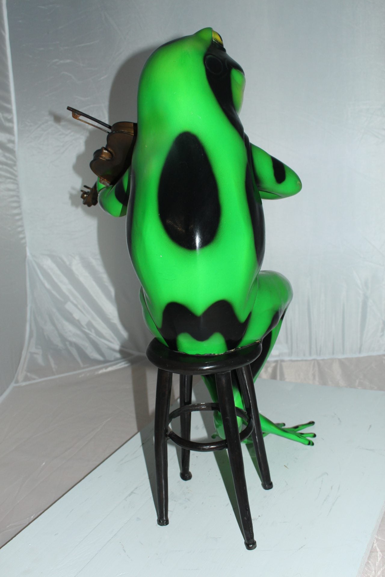 Frog plays violin Bronze Statue - Size: 22"L x 17"W x 26"H.