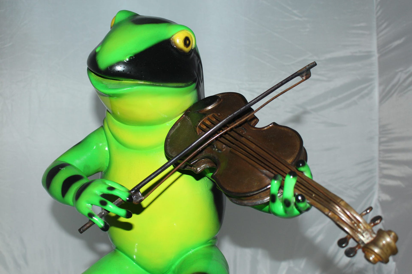 Frog plays violin Bronze Statue - Size: 22"L x 17"W x 26"H.