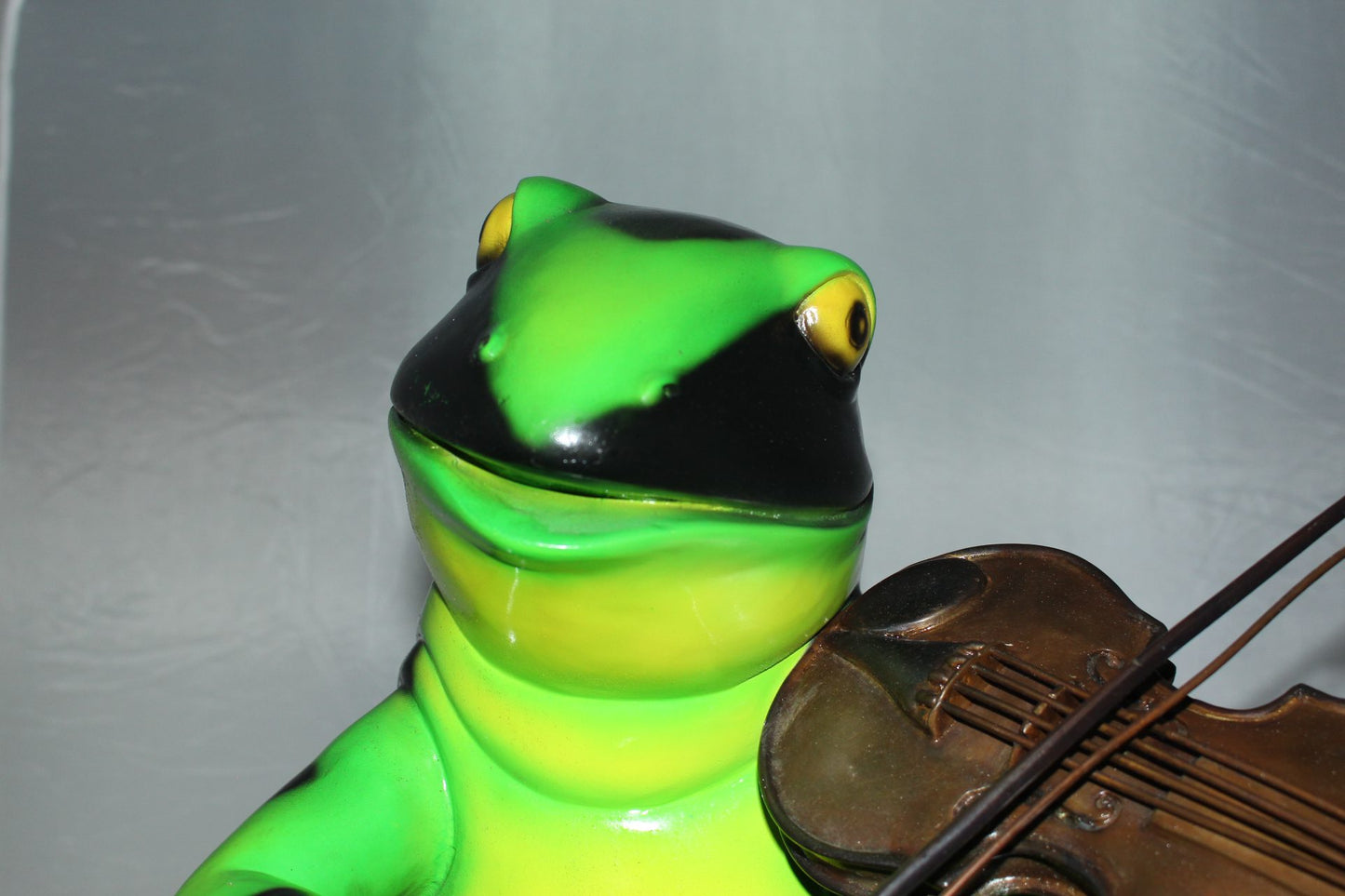 Frog plays violin Bronze Statue - Size: 22"L x 17"W x 26"H.