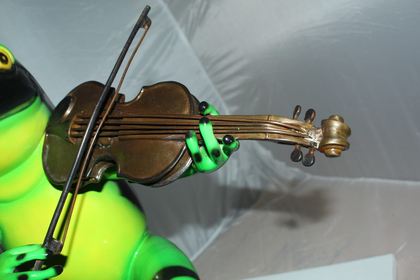 Frog plays violin Bronze Statue - Size: 22"L x 17"W x 26"H.