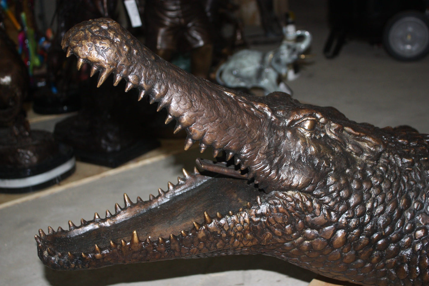 Alligator fountain - Bronze Statue - Size: 77"L x 34"W x 18"H.