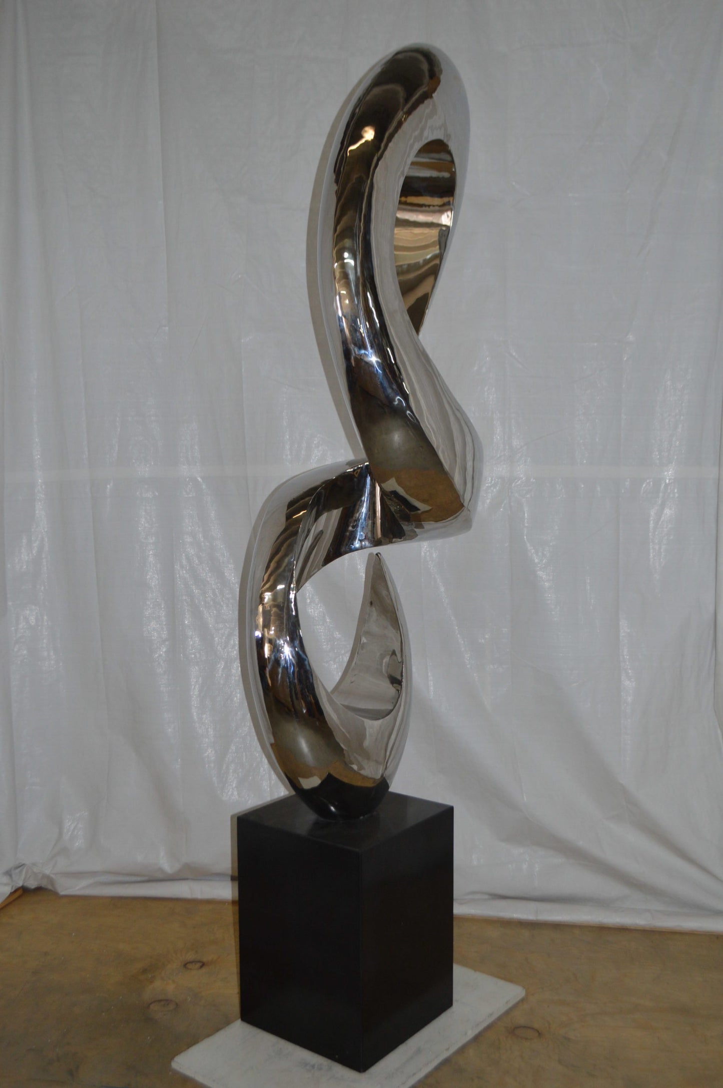 Modern arts large statue CC3 -  Size: 30"L x 20"W x 99"H.