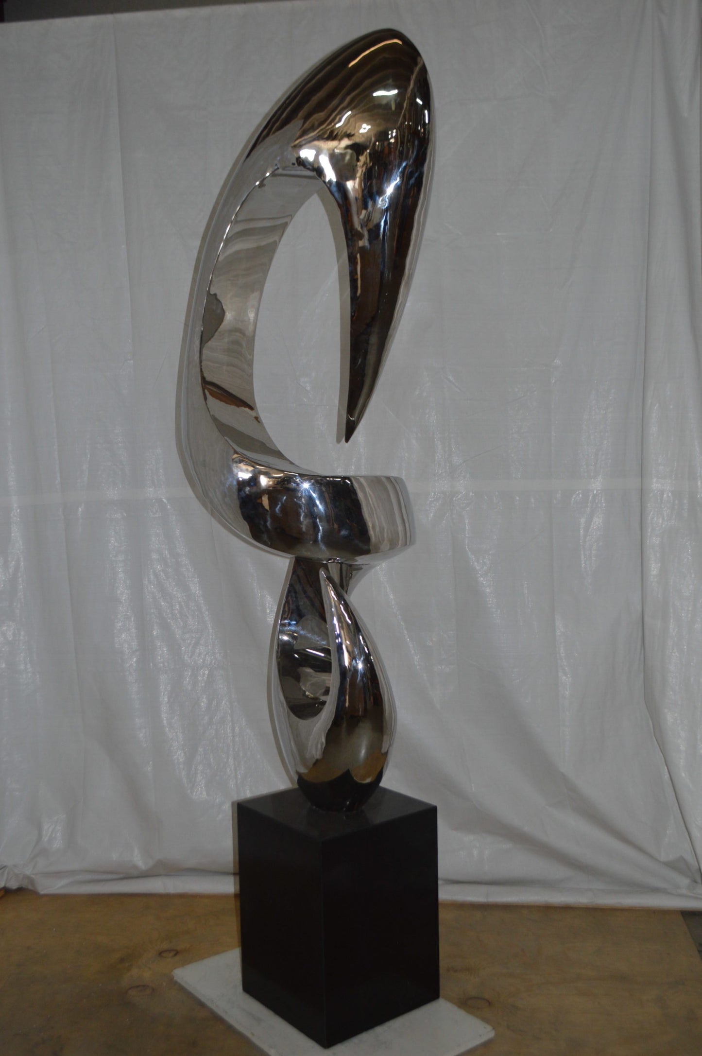 Modern arts large statue CC3 -  Size: 30"L x 20"W x 99"H.