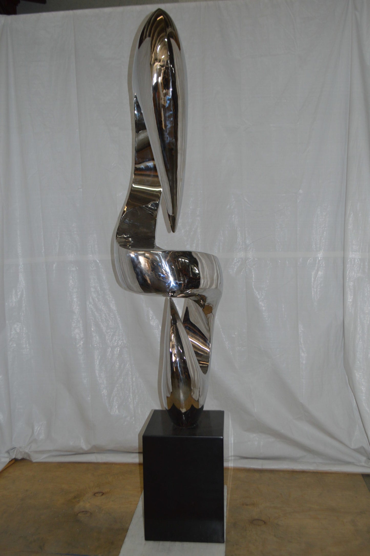 Modern arts large statue CC3 -  Size: 30"L x 20"W x 99"H.