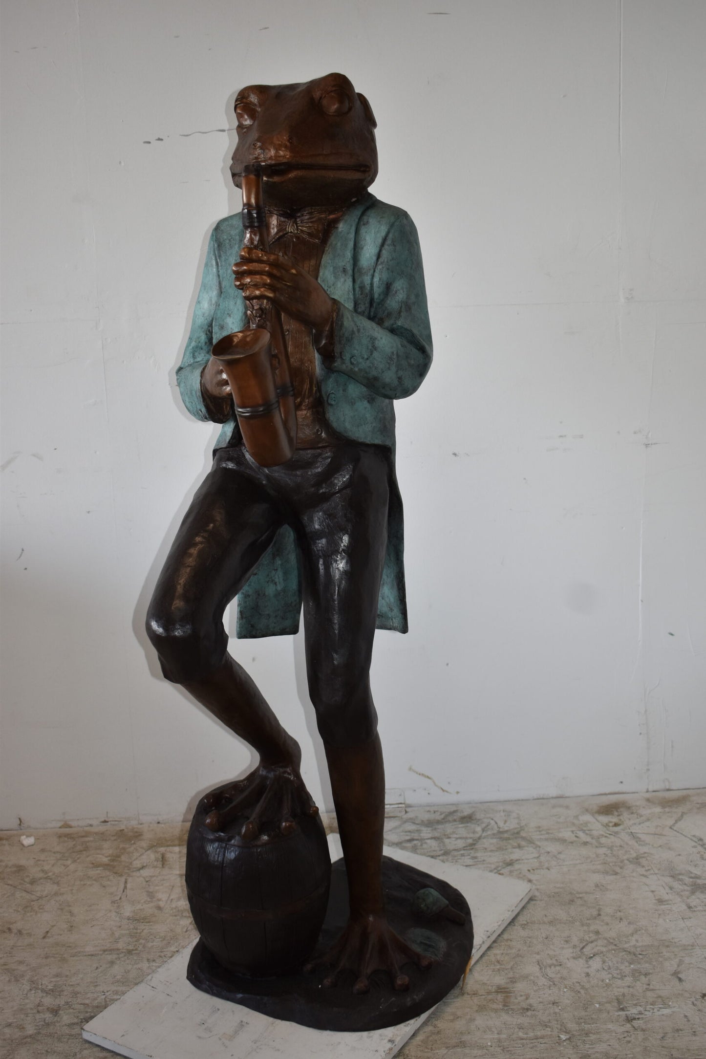 Frog Playing Saxophone Gracefully Bronze Statue Size: 22" x 20" x 65"H