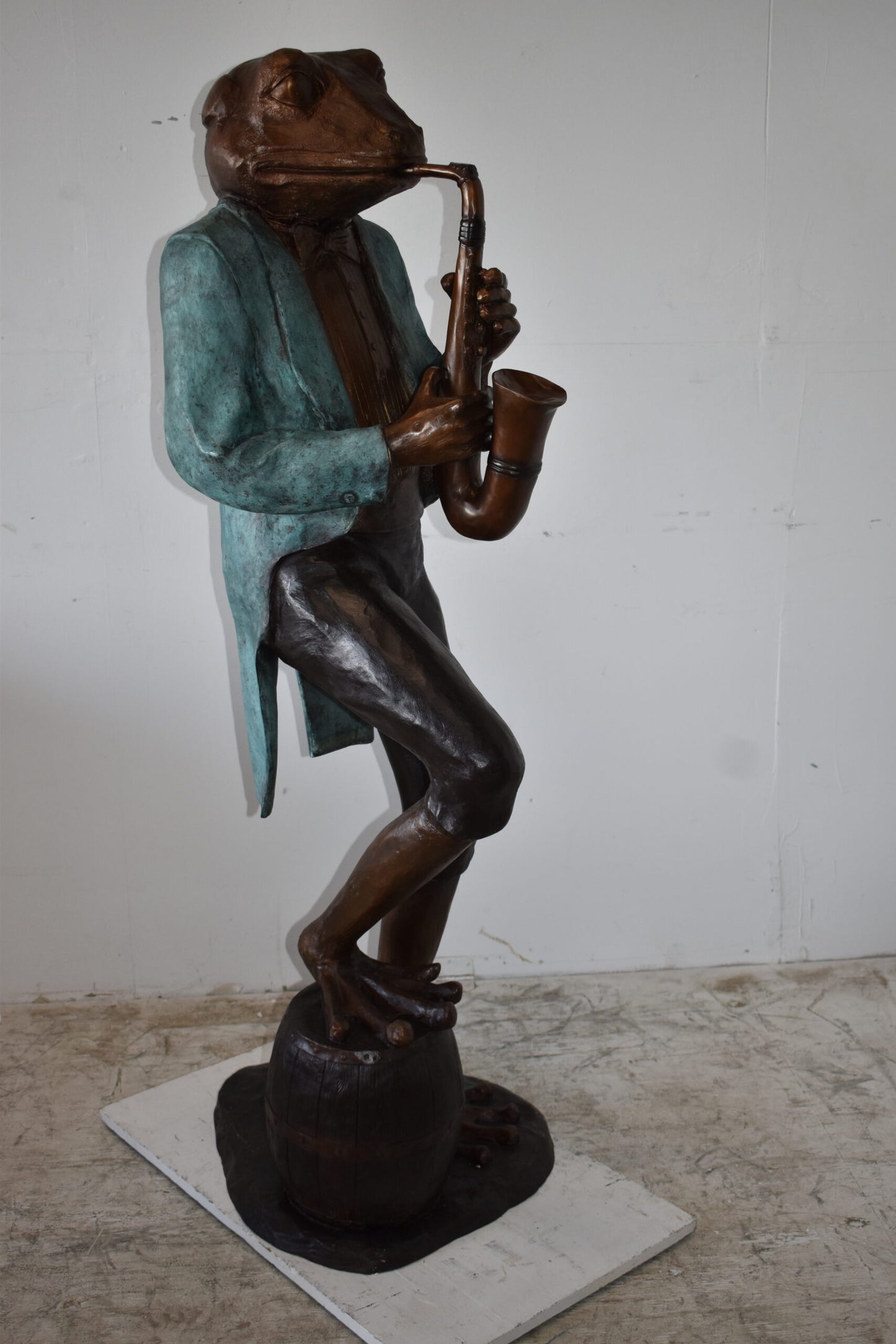 Frog Playing Saxophone Gracefully Bronze Statue Size: 22" x 20" x 65"H