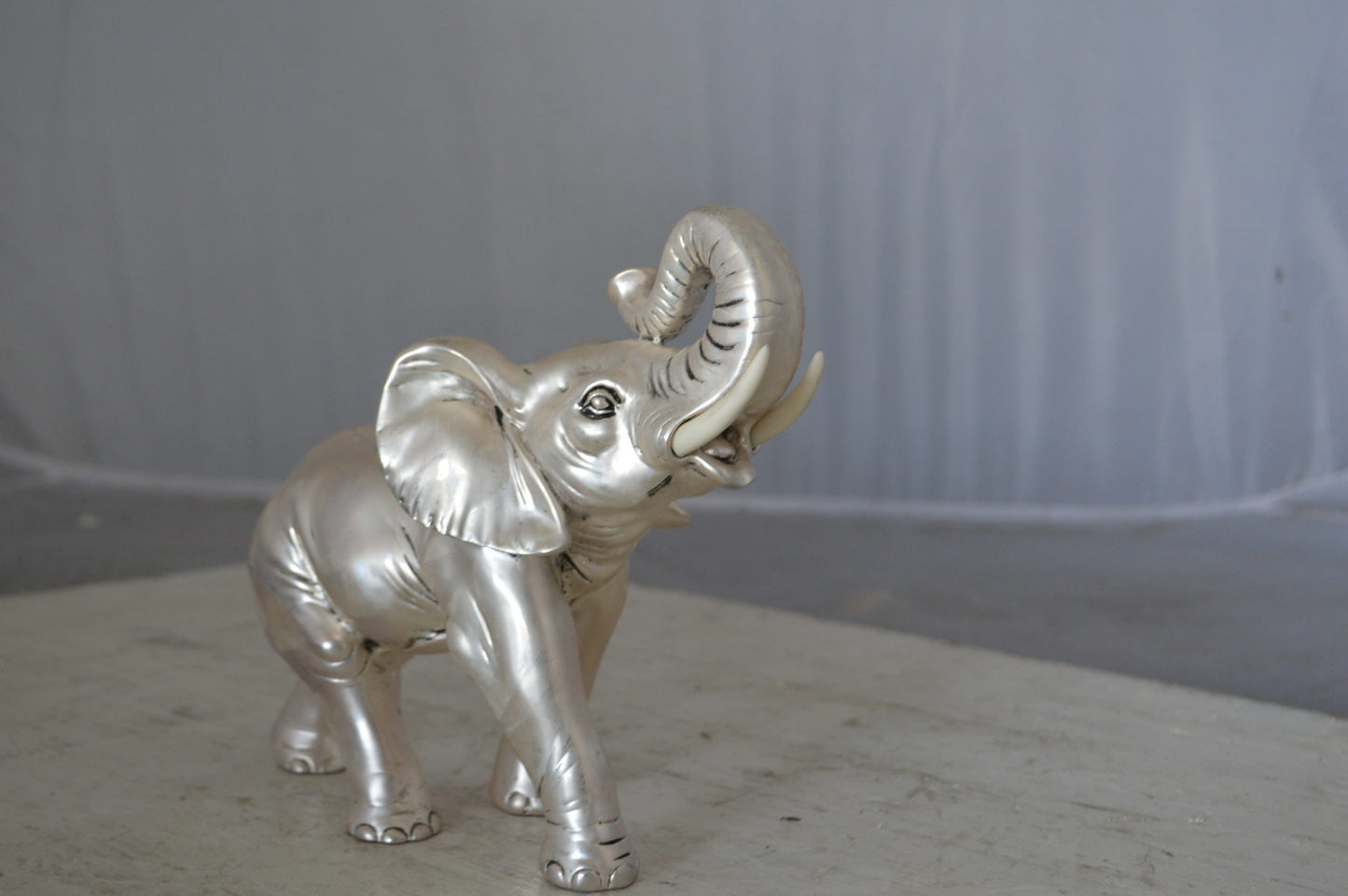 Elephant statue made of resin - Size: 9"L x 4"W x 8"H.