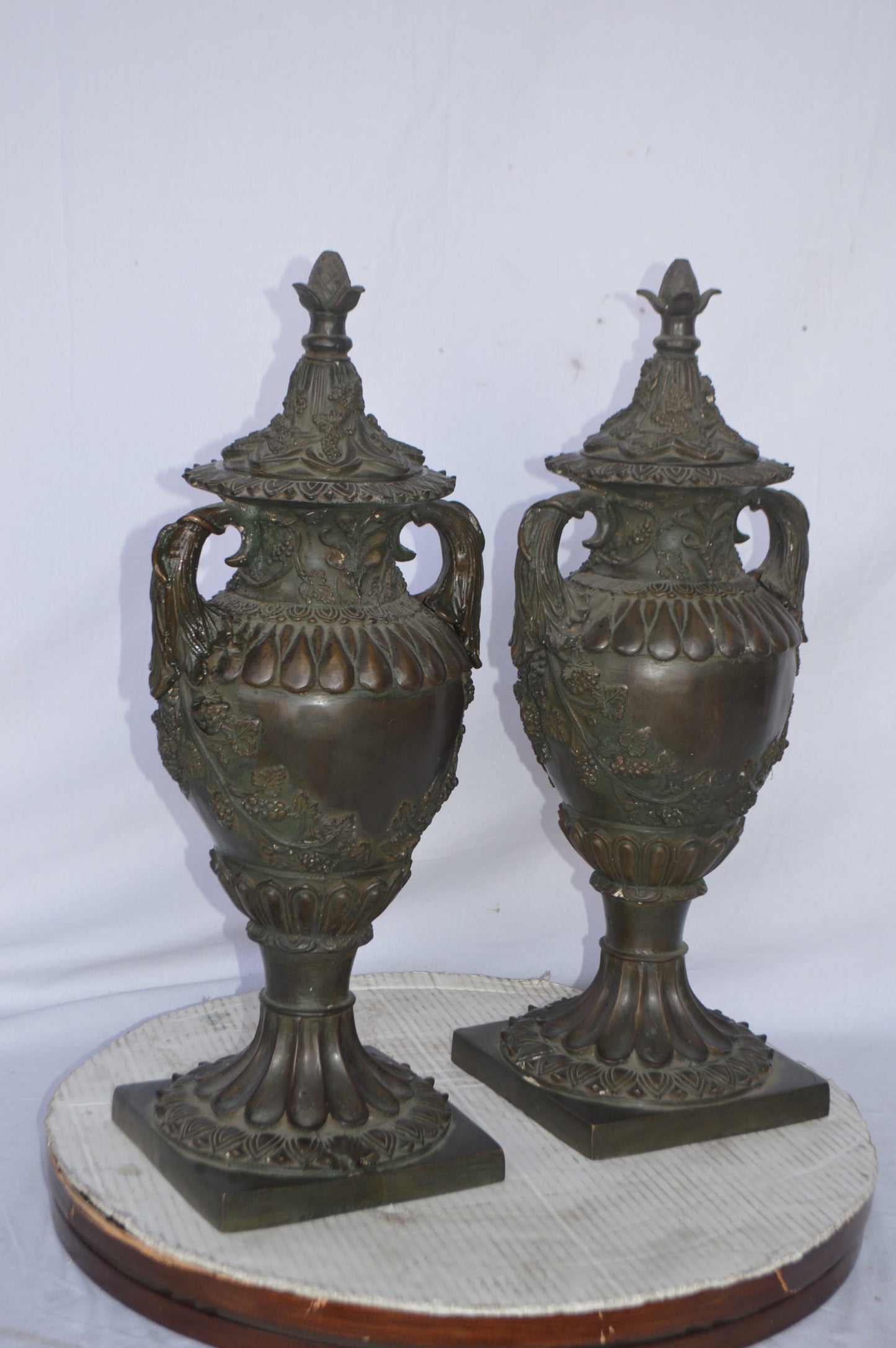 Pair of Urns bronze statue - Size: 10"L x 9"W x 25"H.