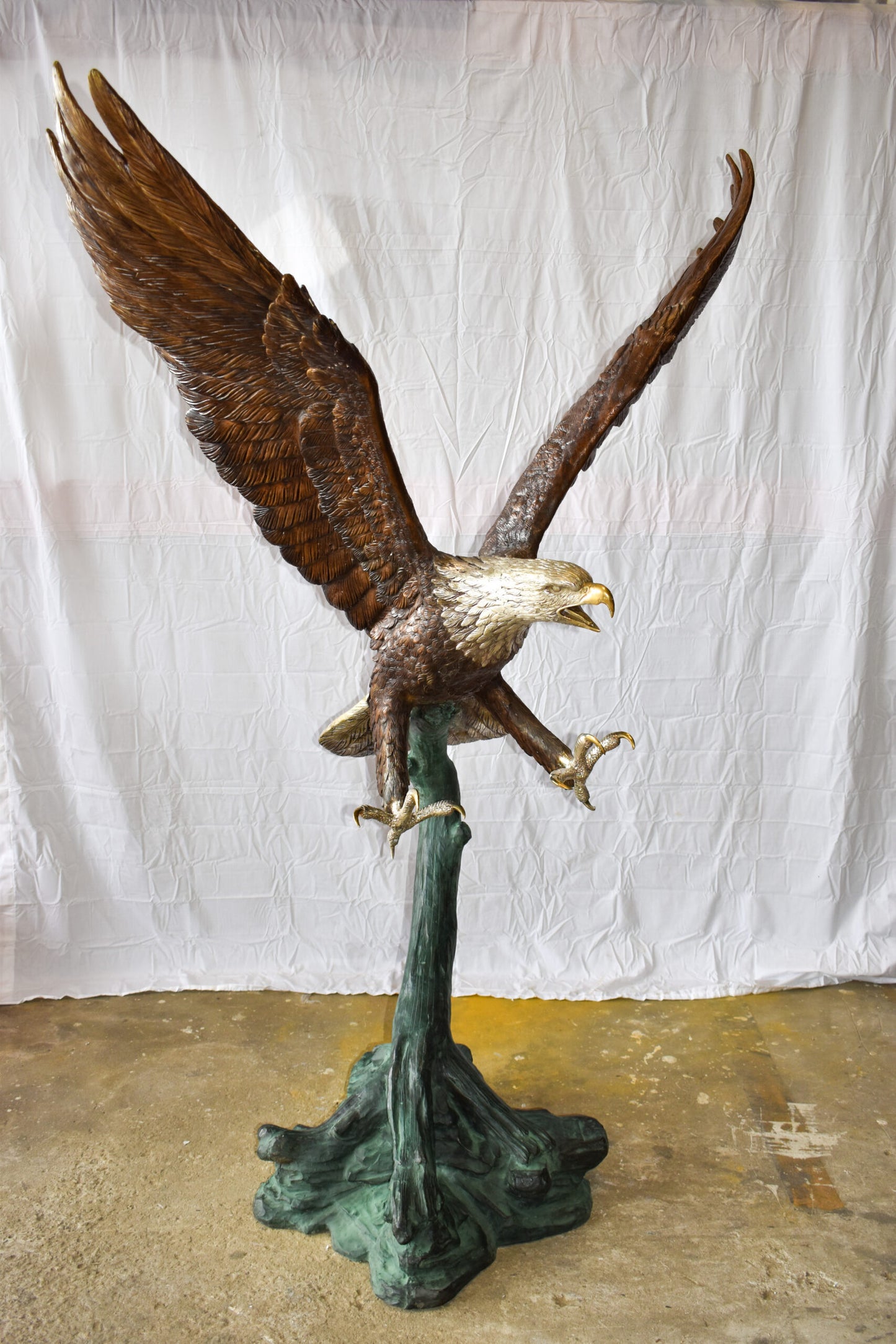 Giant Eagle in Action Looking for Prey Bronze Statue Size: 60" x 40" x 78"H
