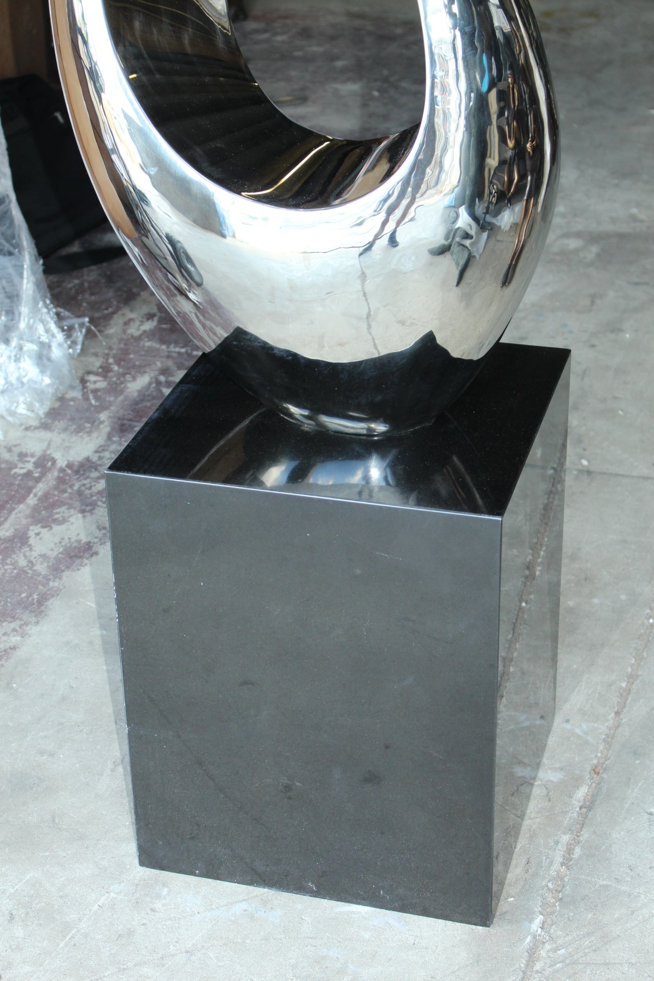 Modern arts - large statue - CC2 -  Size: 20"L x 20"W x 98"H. 