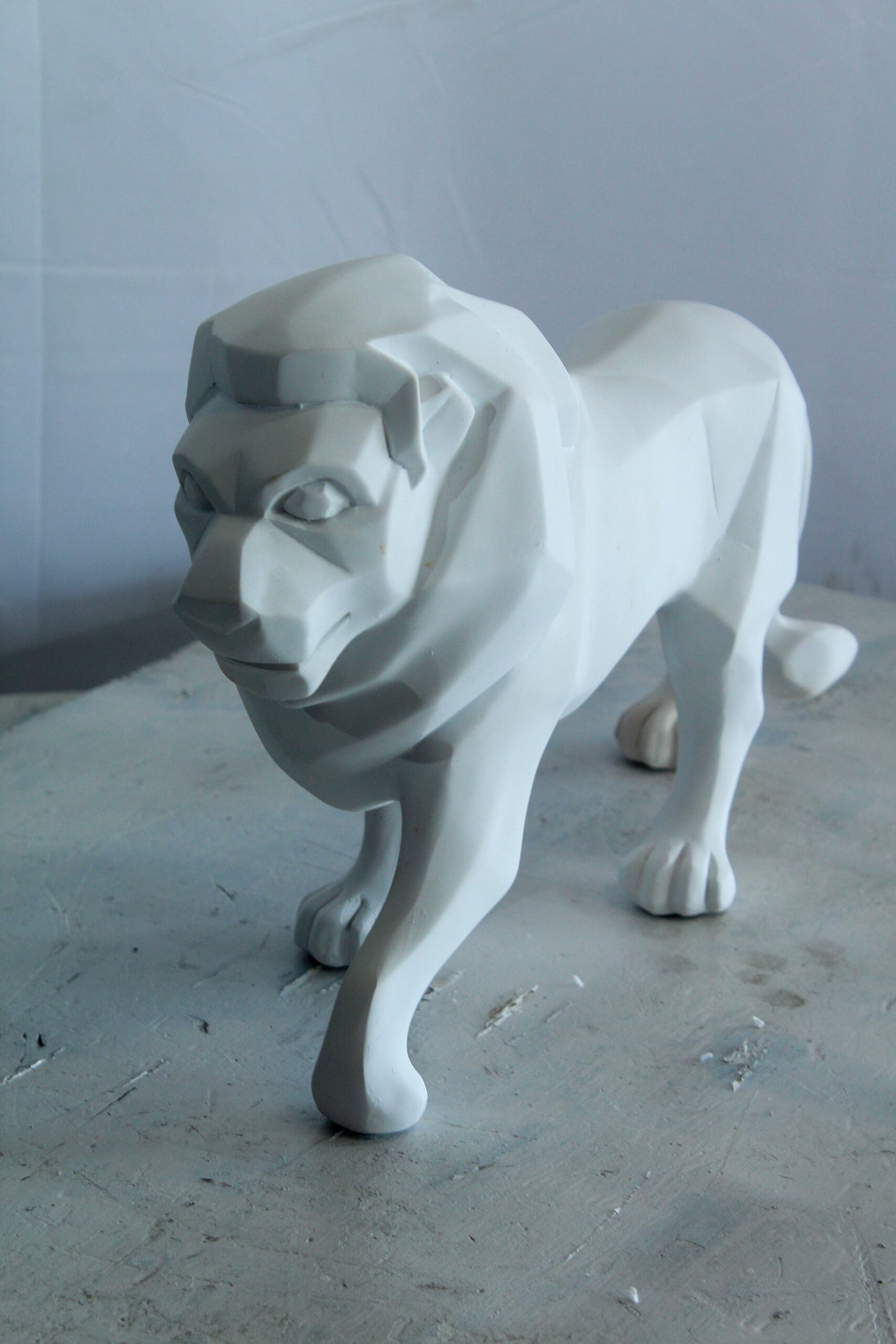 Nifao Modern Resin Lion Statue – Geometric Indoor/Outdoor Sculpture, Matte White Polygon Design, Contemporary Minimalist Animal Decor for Homes, Offices, Galleries & Modern Interiors17 x 5" x 9"H