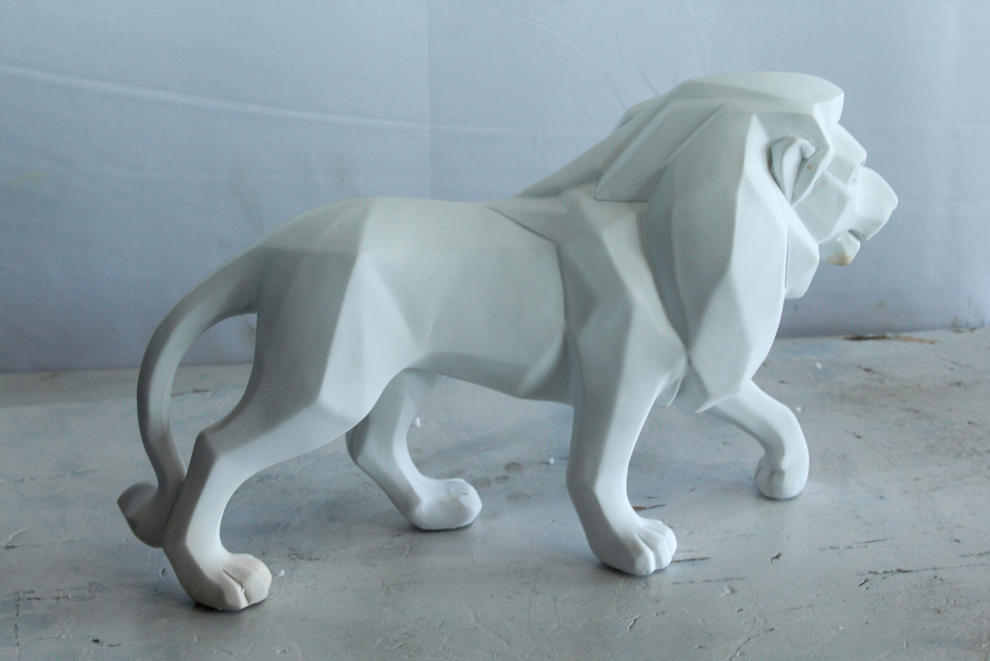 Nifao Modern Resin Lion Statue – Geometric Indoor/Outdoor Sculpture, Matte White Polygon Design, Contemporary Minimalist Animal Decor for Homes, Offices, Galleries & Modern Interiors17 x 5" x 9"H