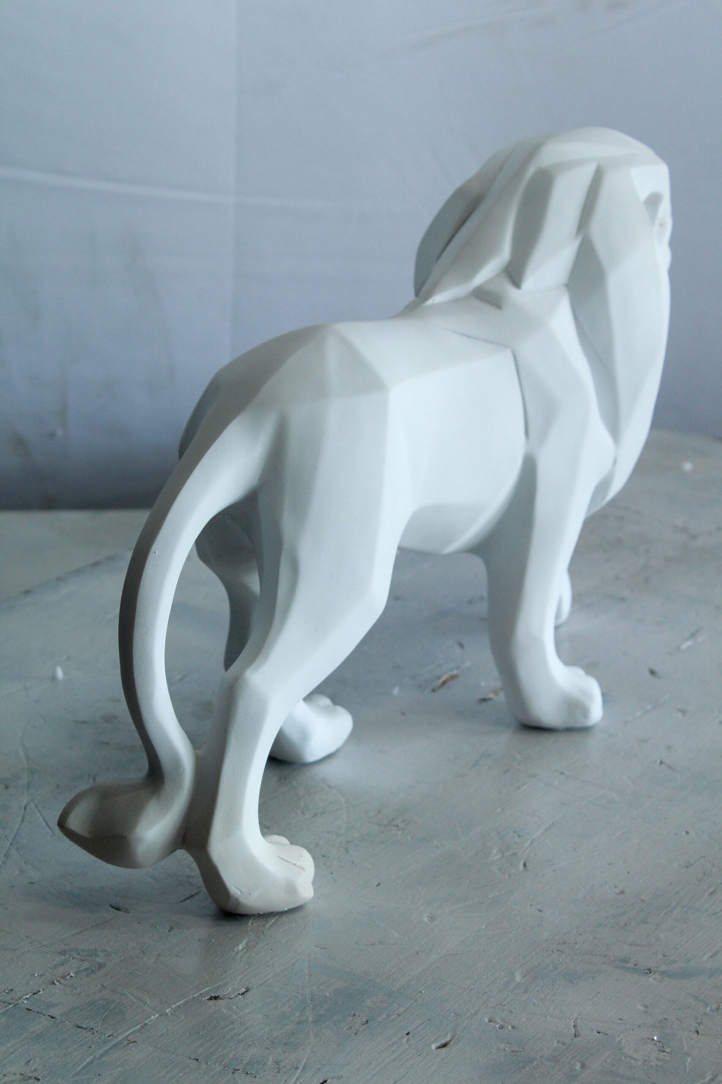 Nifao Modern Resin Lion Statue – Geometric Indoor/Outdoor Sculpture, Matte White Polygon Design, Contemporary Minimalist Animal Decor for Homes, Offices, Galleries & Modern Interiors17 x 5" x 9"H