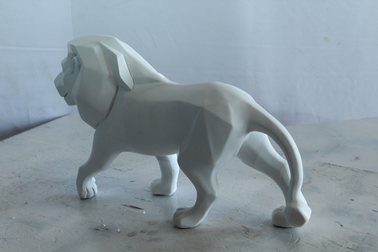 Nifao Modern Resin Lion Statue – Geometric Indoor/Outdoor Sculpture, Matte White Polygon Design, Contemporary Minimalist Animal Decor for Homes, Offices, Galleries & Modern Interiors17 x 5" x 9"H