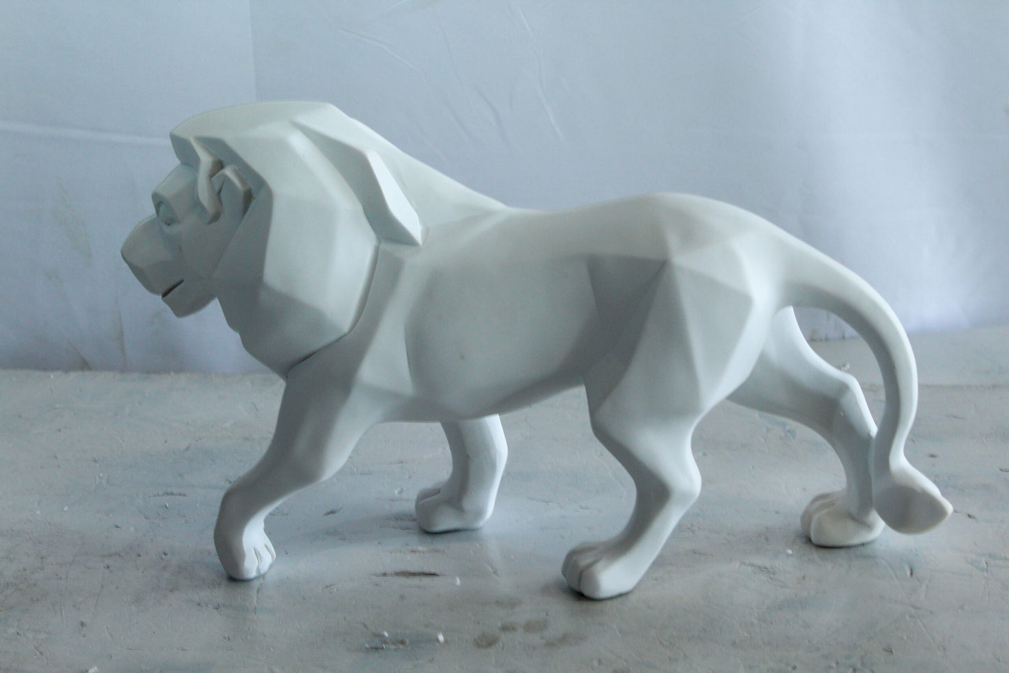 Nifao Modern Resin Lion Statue – Geometric Indoor/Outdoor Sculpture, Matte White Polygon Design, Contemporary Minimalist Animal Decor for Homes, Offices, Galleries & Modern Interiors17 x 5" x 9"H