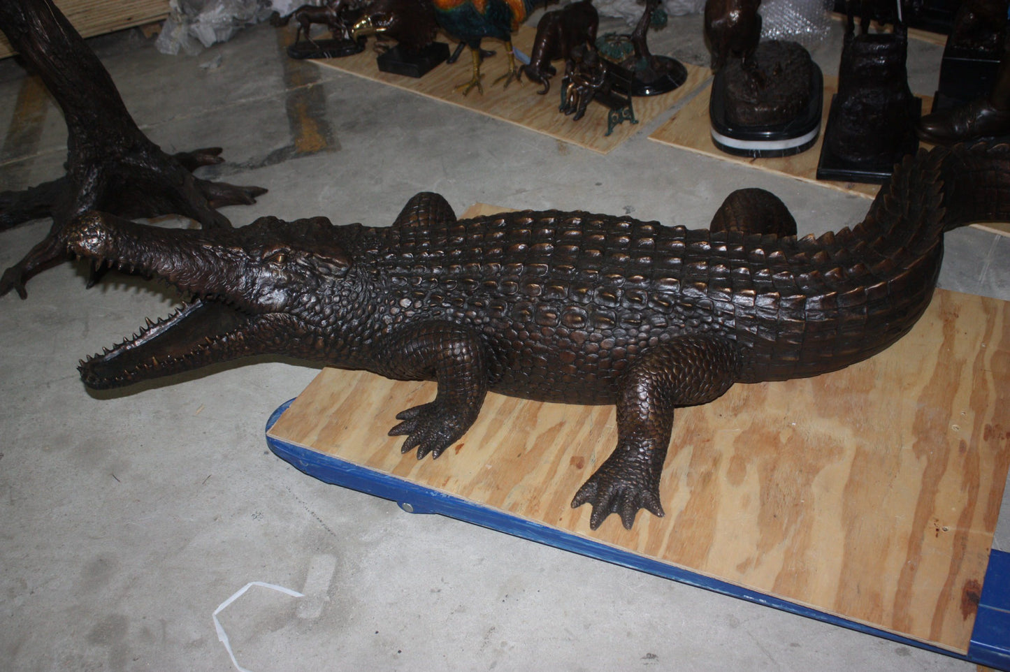 Alligator fountain - Bronze Statue -  Size: 77"L x 34"W x 18"H. 