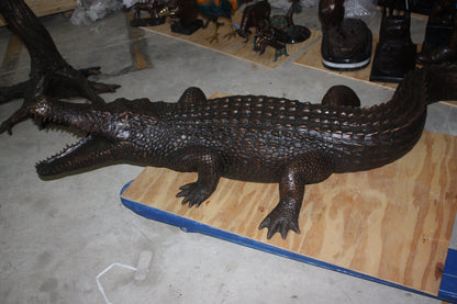 Alligator fountain - Bronze Statue -  Size: 77"L x 34"W x 18"H. 