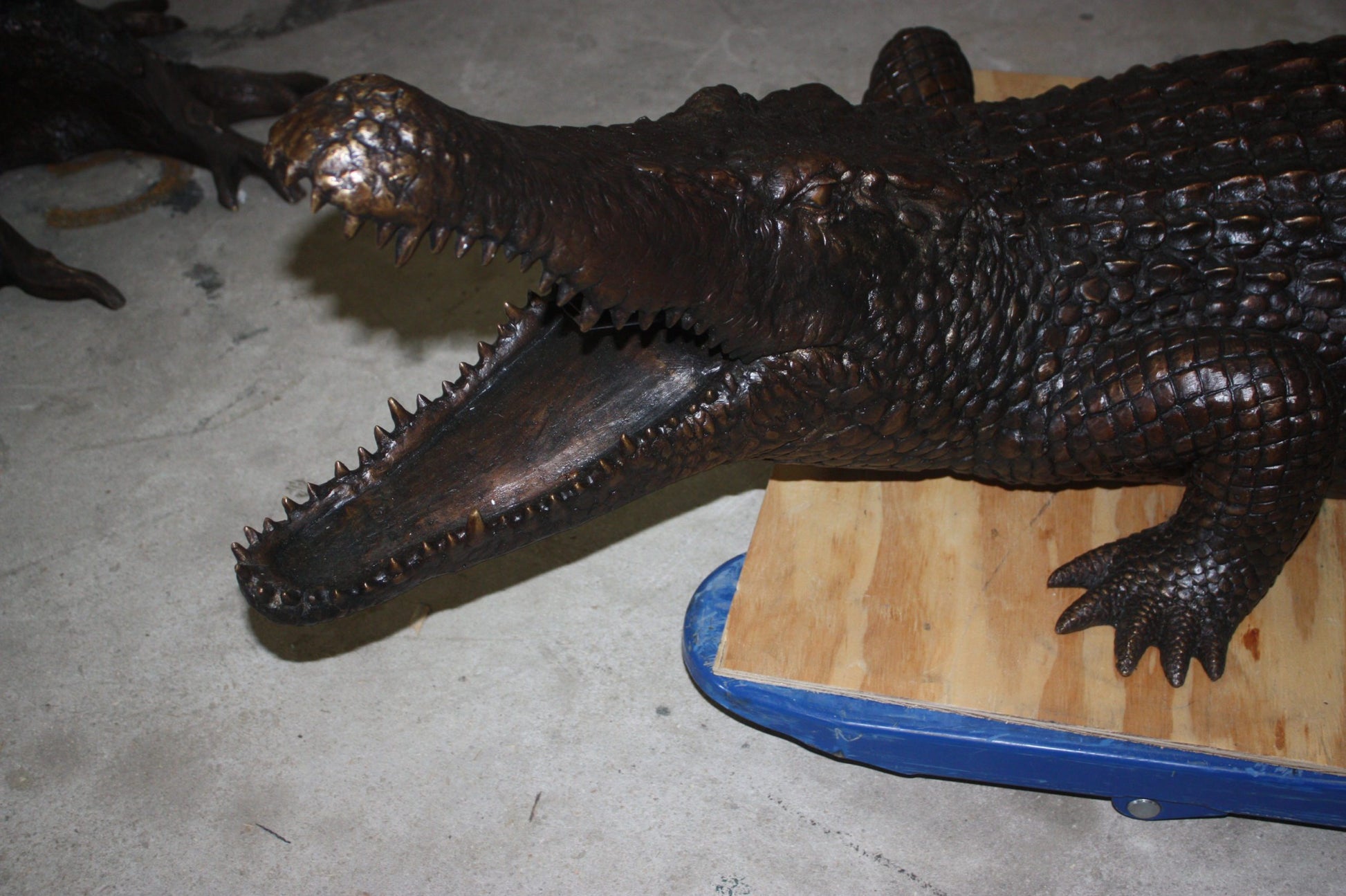 Alligator fountain - Bronze Statue -  Size: 77"L x 34"W x 18"H. 