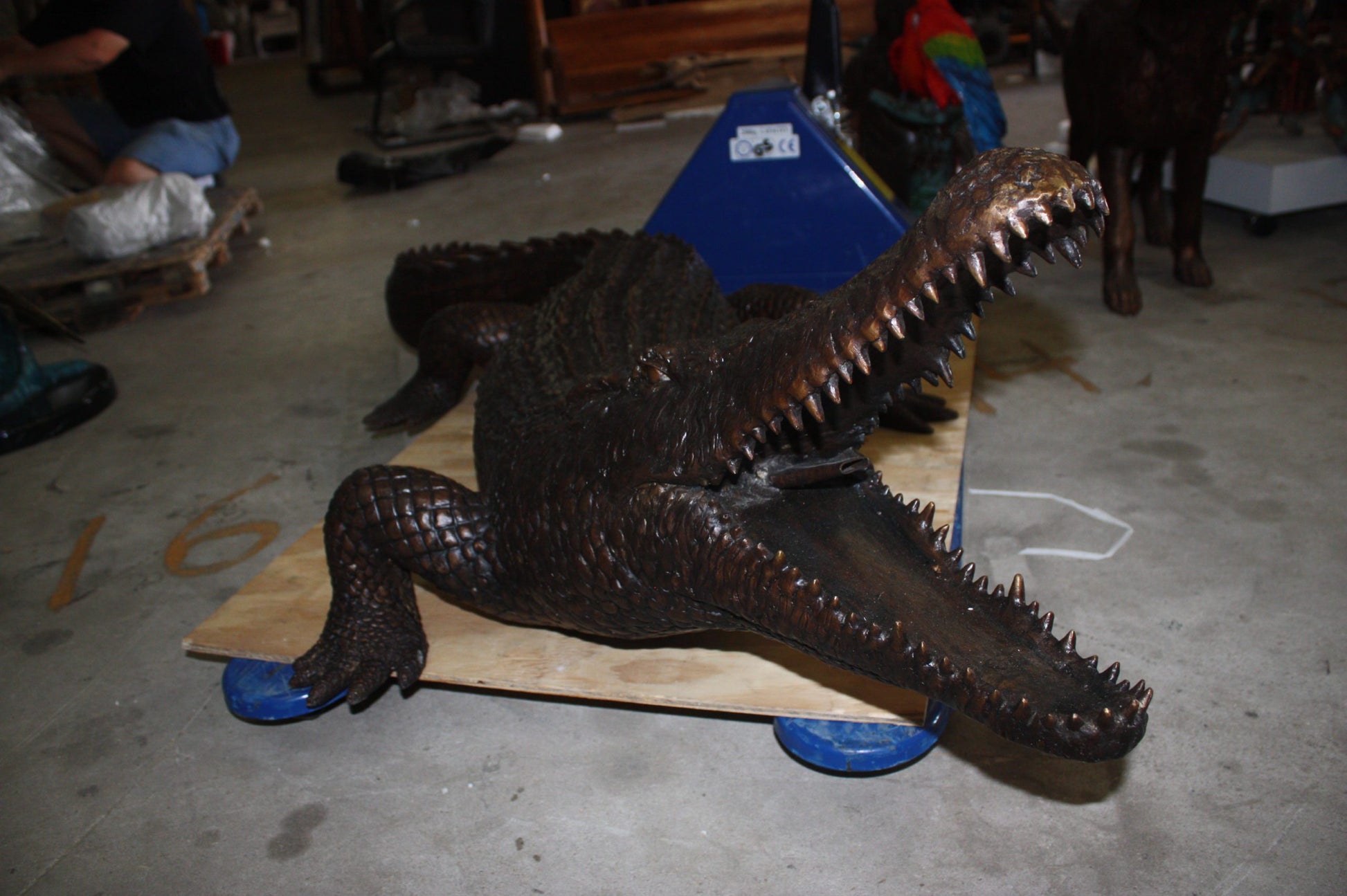 Alligator fountain - Bronze Statue -  Size: 77"L x 34"W x 18"H. 