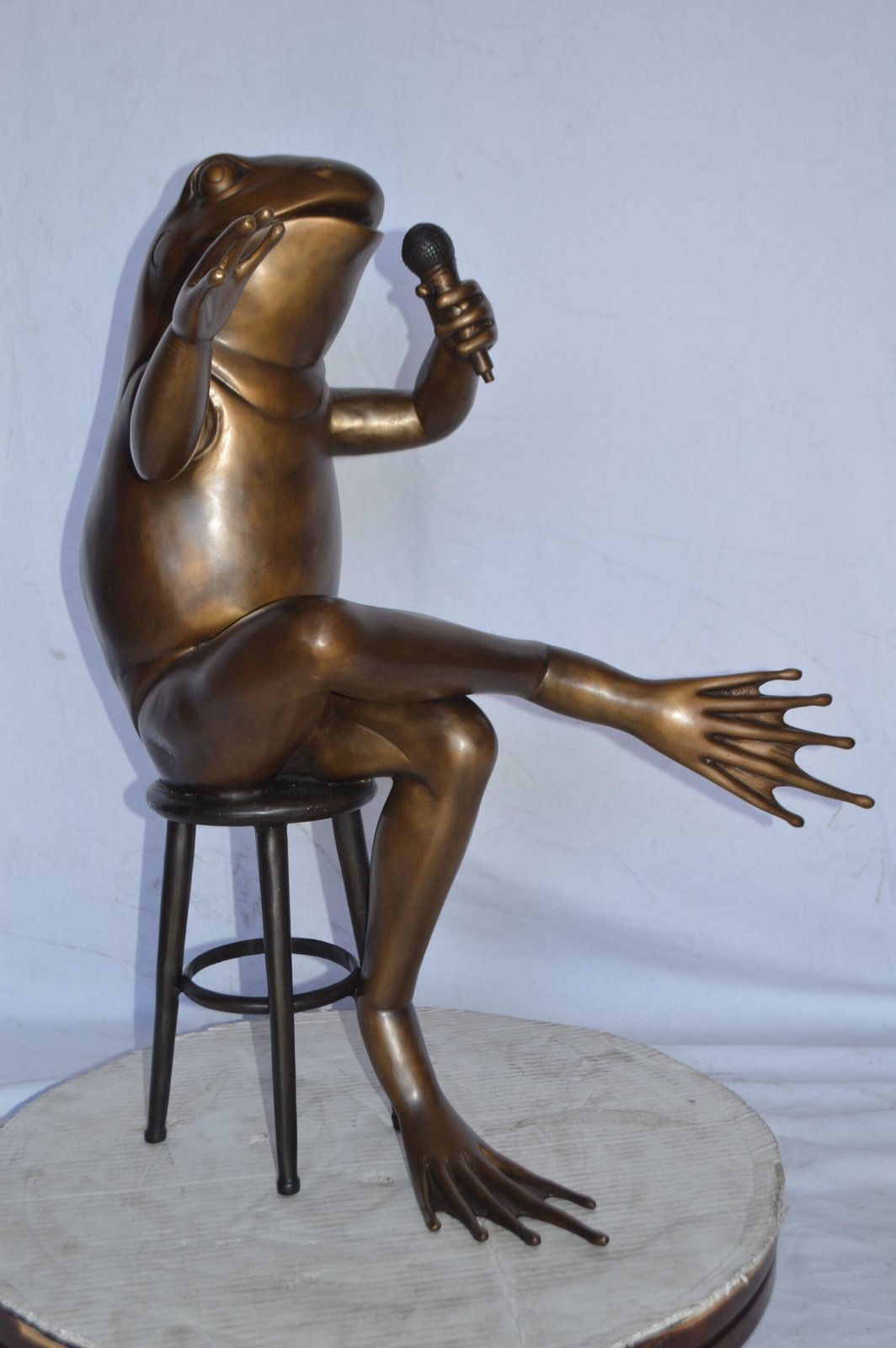 Comedic Frog bronze statue - Size: 25"L x 20"W x 30"H.