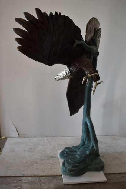 Giant Eagle in Action Looking for His Prey Bronze Statue Size: 78" x 28" x 74"H