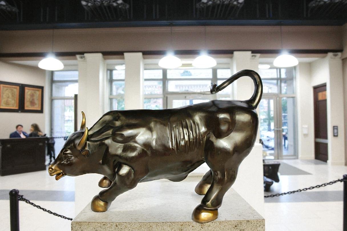 Nifao Wall Street Bull Bronze Statue – Handcrafted Lost Wax Casting – Powerful Charging Bull Symbol of Strength, Wealth & Market Success – Office, Business, and Home Décor – 32" x 16" x 21"H
