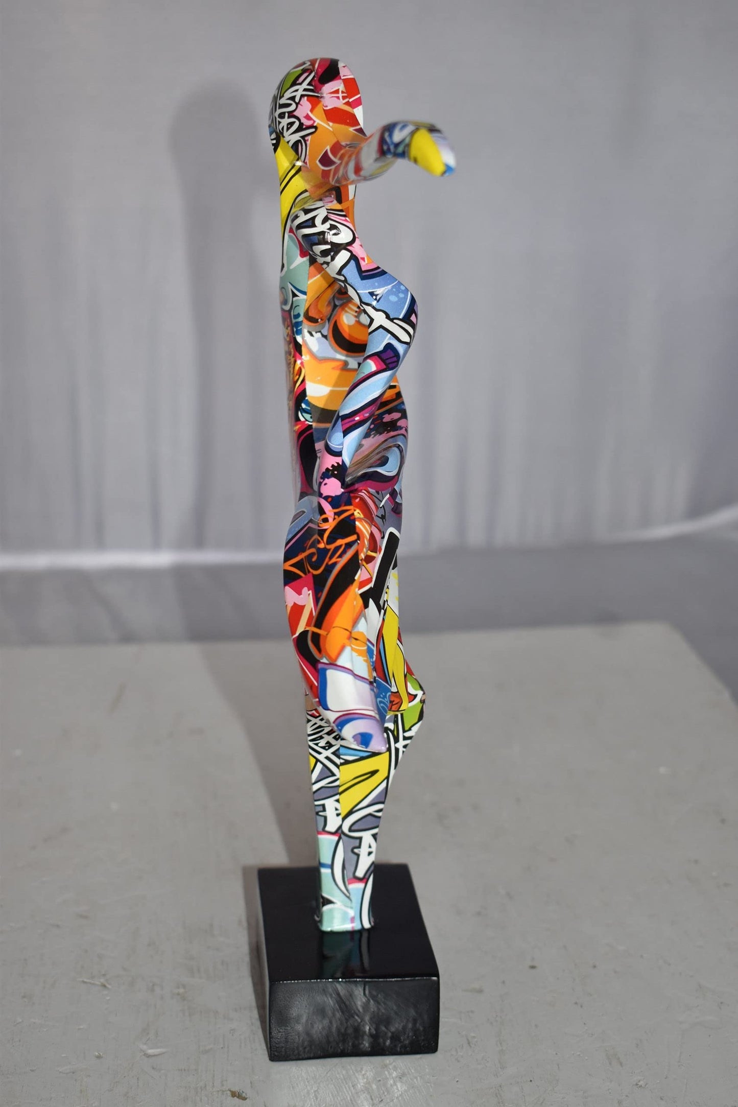 Gone With The Wind Modern Graffiti Resin Statue Size: 9" x 3" x 14"H