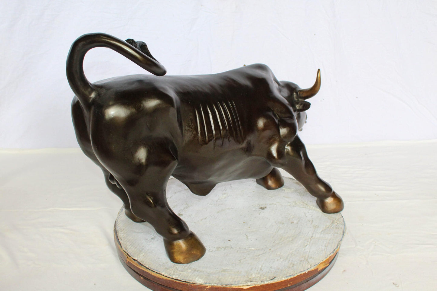 Nifao Wall Street Bull Bronze Statue – Handcrafted Lost Wax Casting – Powerful Charging Bull Symbol of Strength, Wealth & Market Success – Office, Business, and Home Décor – 32" x 16" x 21"H